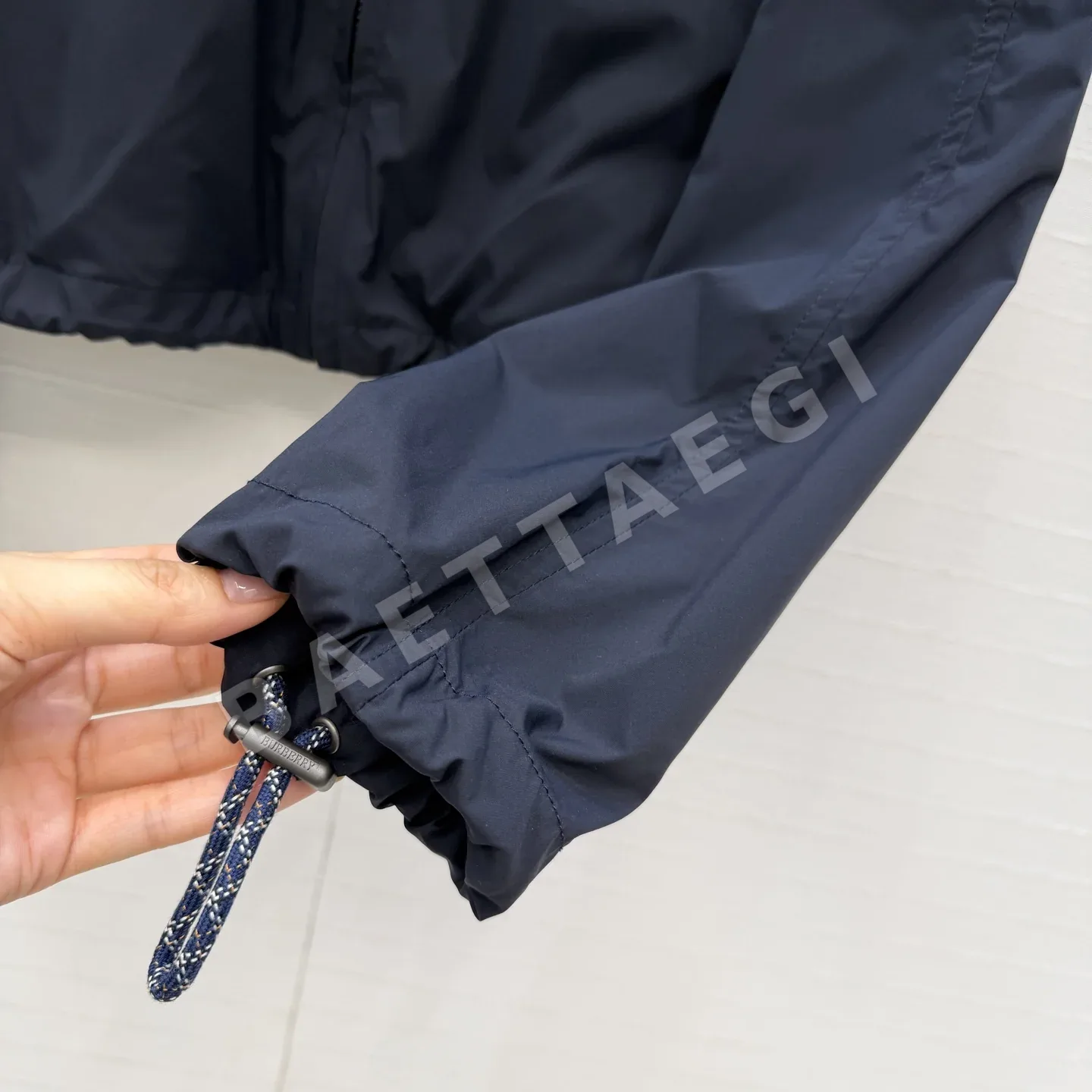 버버리 경량 체크 후드 크롭 자켓 상세 이미지 5