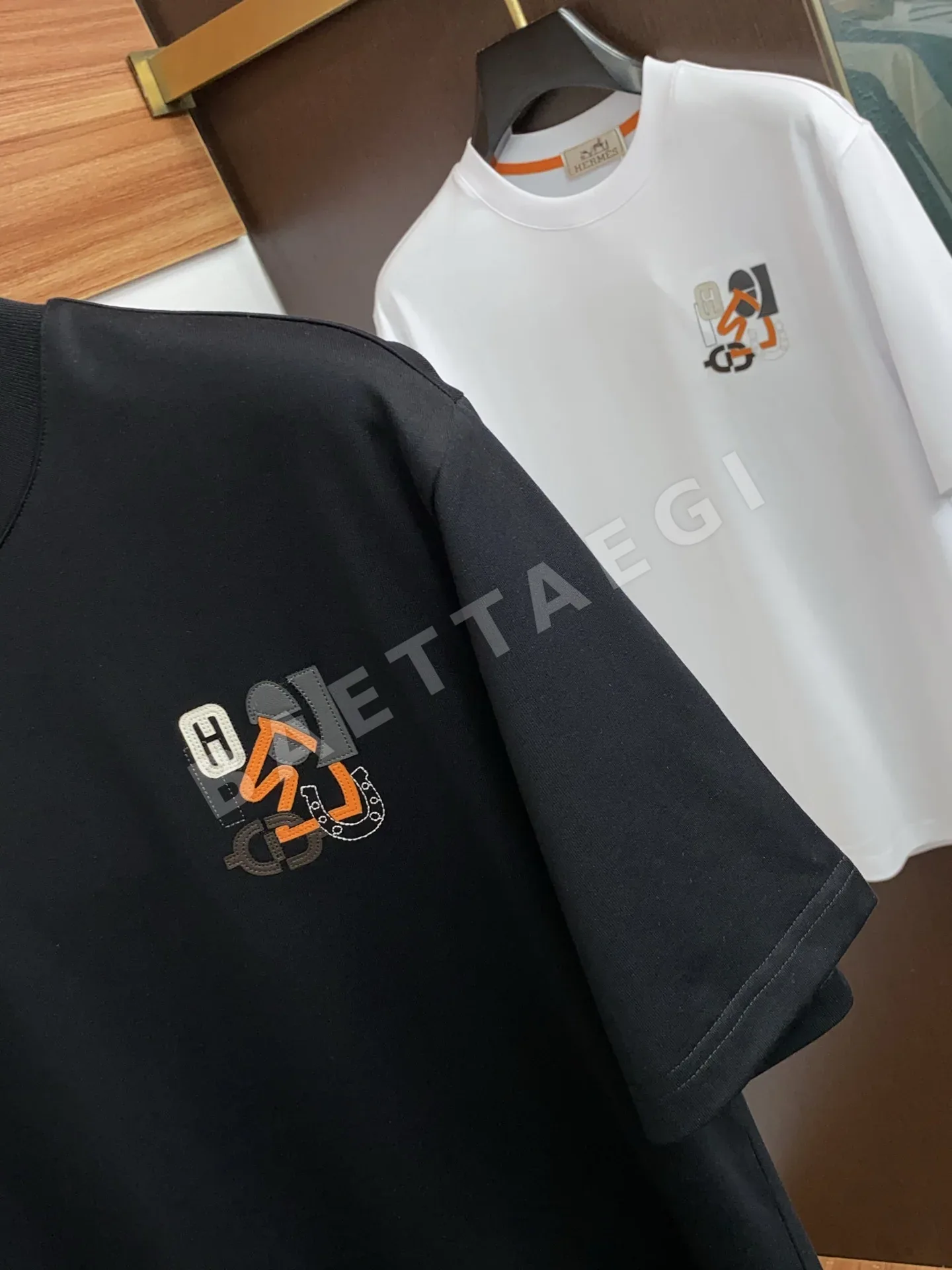 에르메스 로고 무늬 크루넥 코튼 반팔 티셔츠 상세 이미지 4