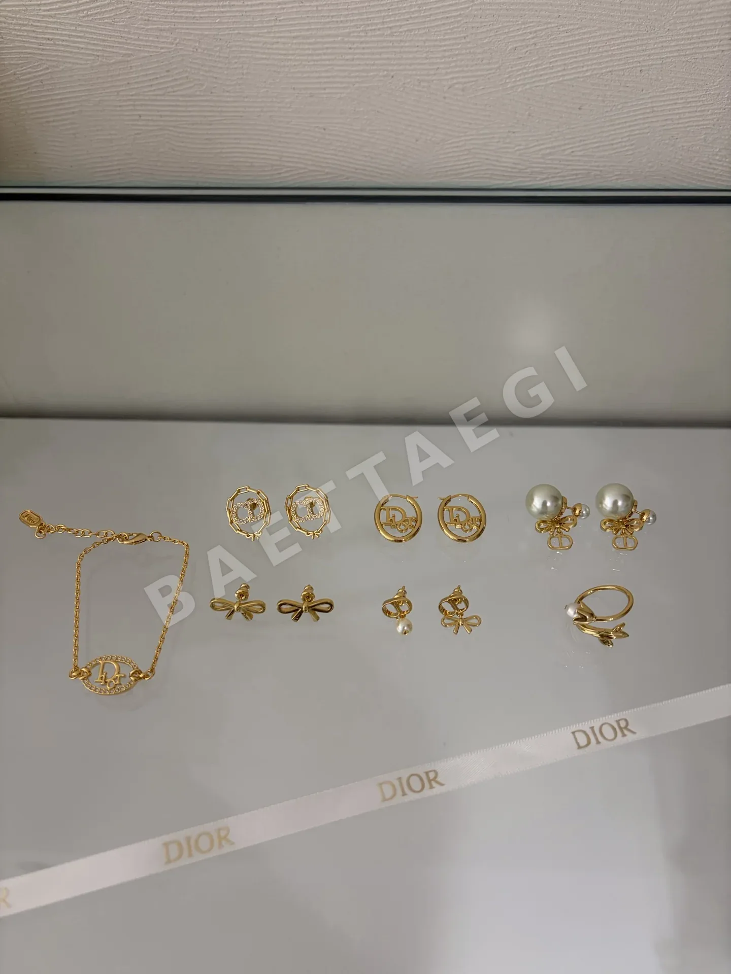 디올 골드 리본 CD 펄 귀걸이 상세 이미지 9
