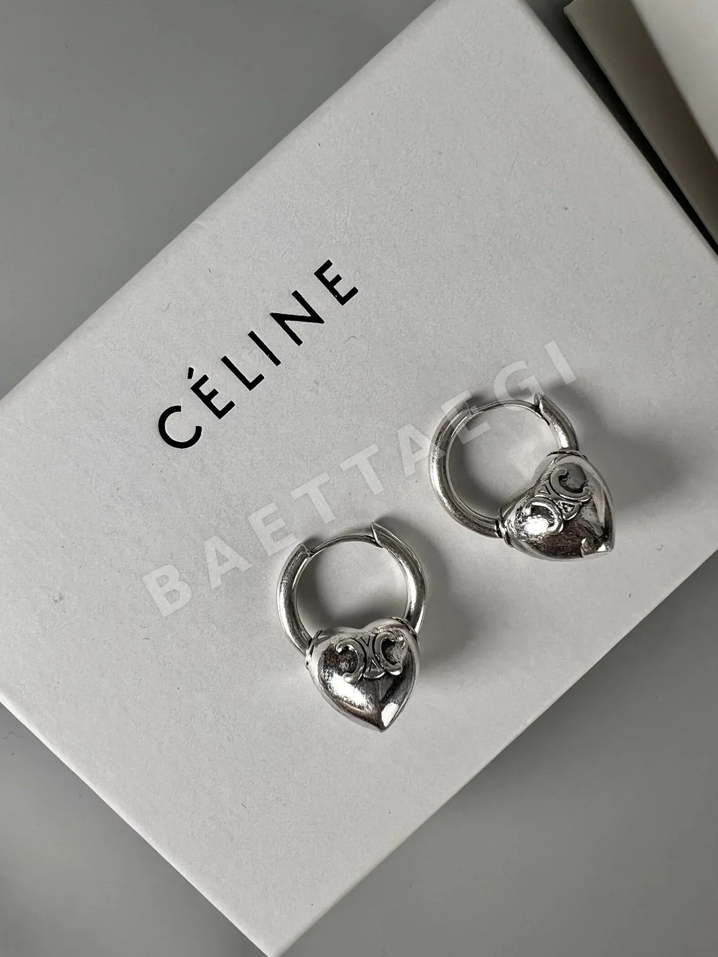 셀린느 하트형 개선문 귀걸이 상세 이미지 6