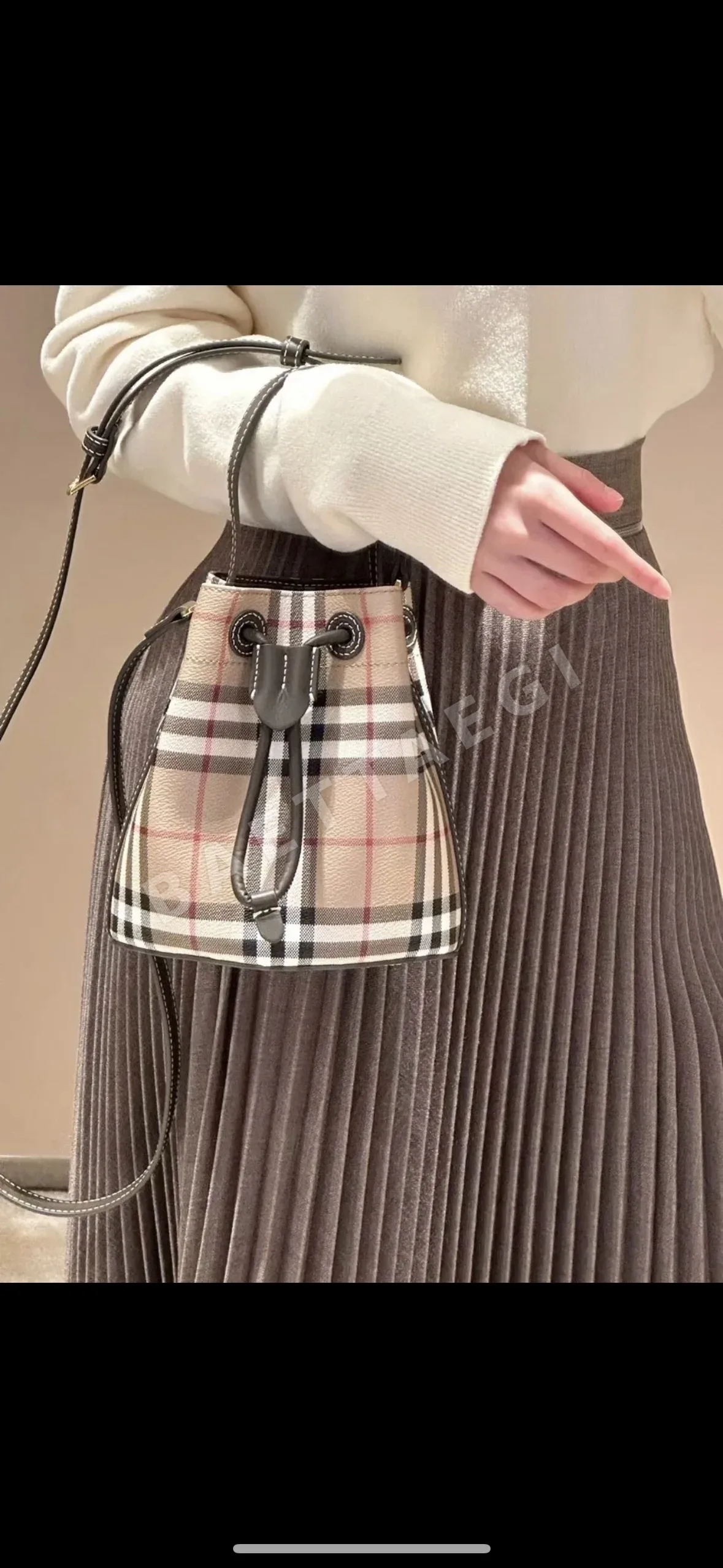 버버리 미니 버킷백 상세 이미지 2