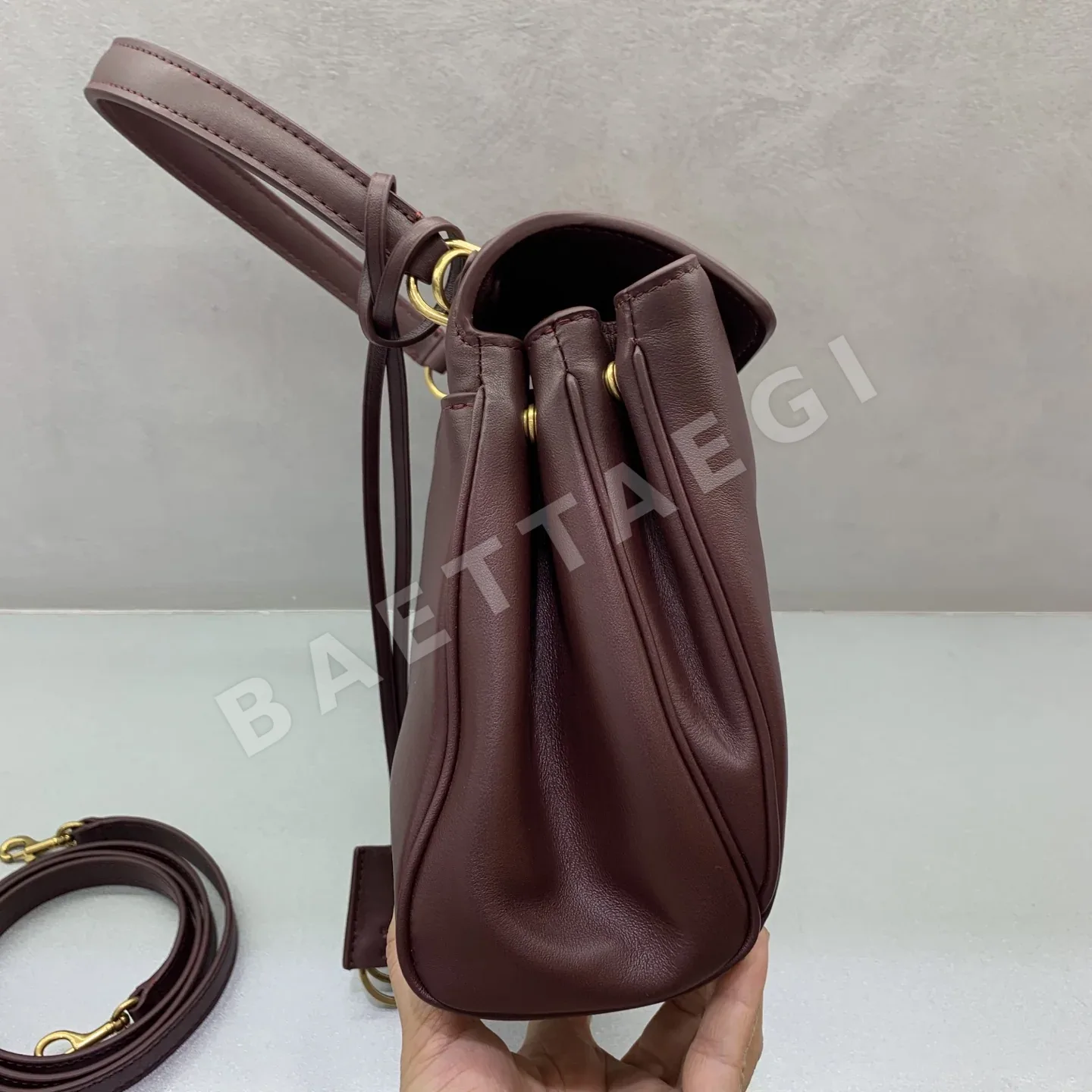 발렌시아가 라운드 러브 소형 가방 상세 이미지 3