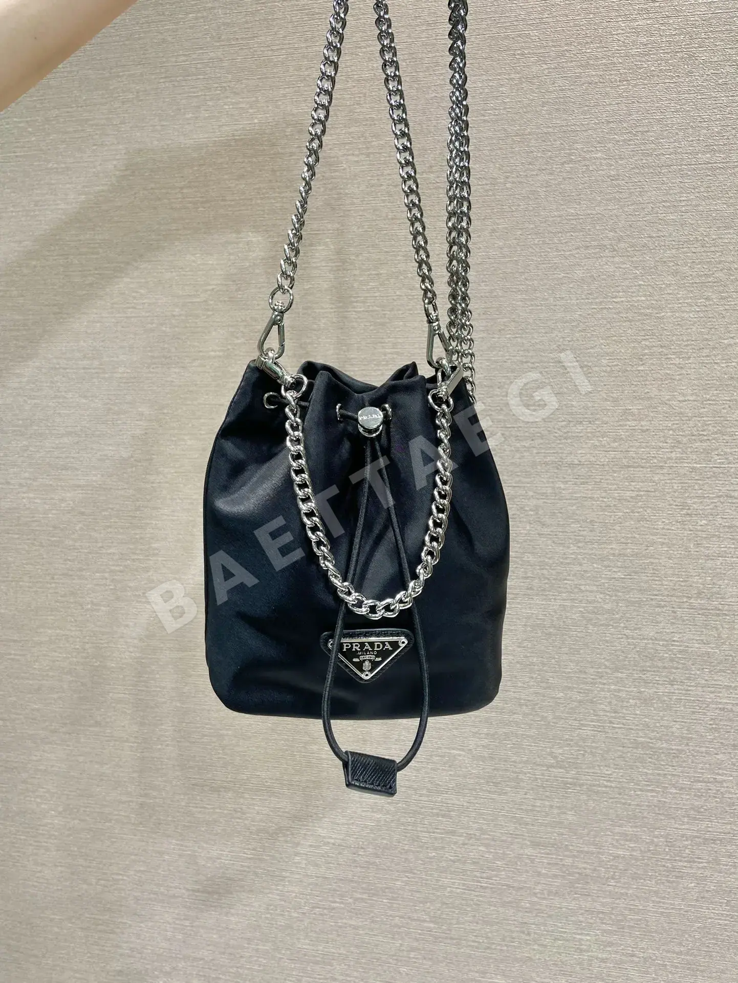 프라다 나일론 미니 버킷백 1BH612