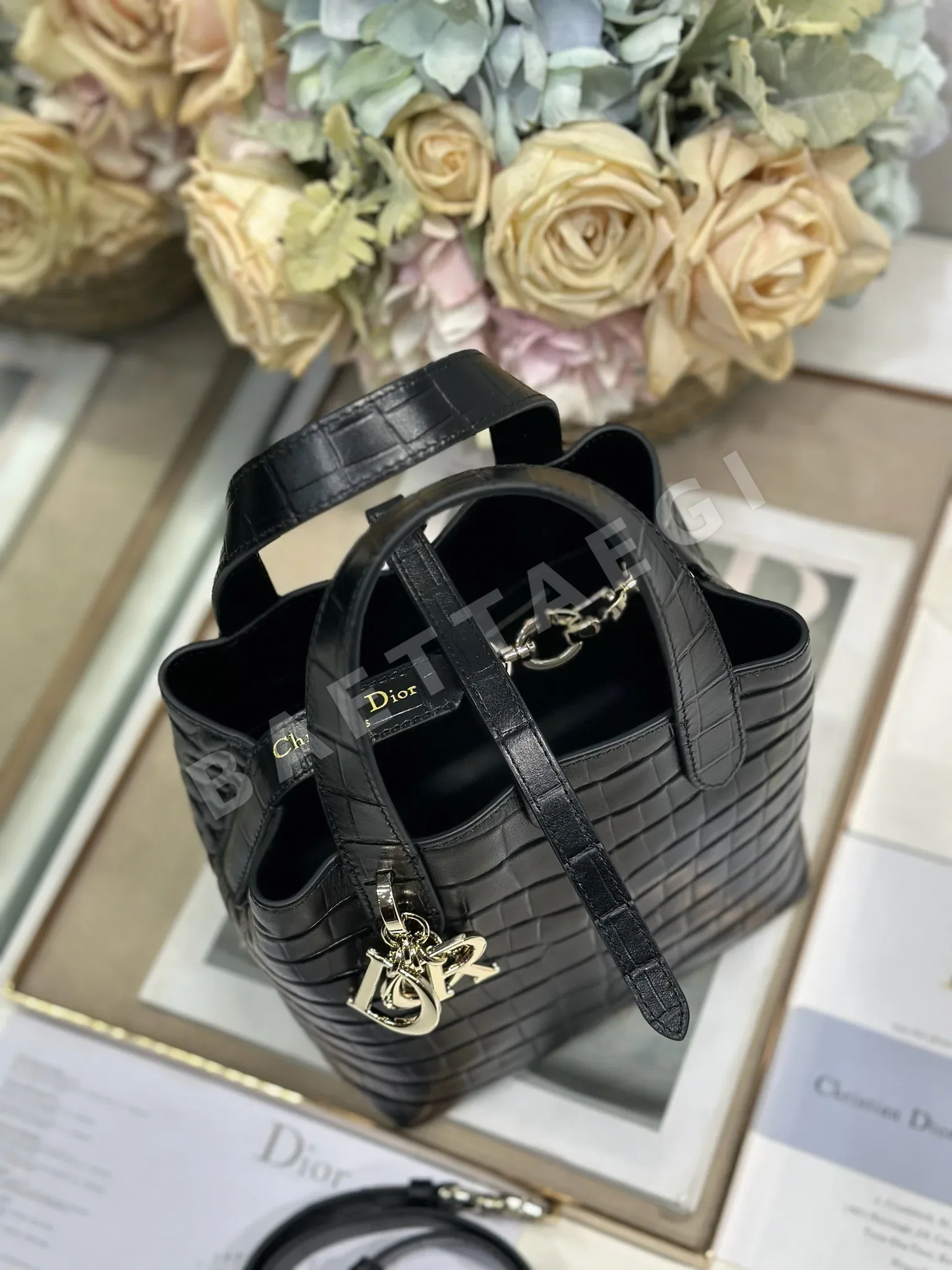 디올 뚜주흐 블랙 크로커다일 엠보스드 카프스킨 토트백 상세 이미지 3