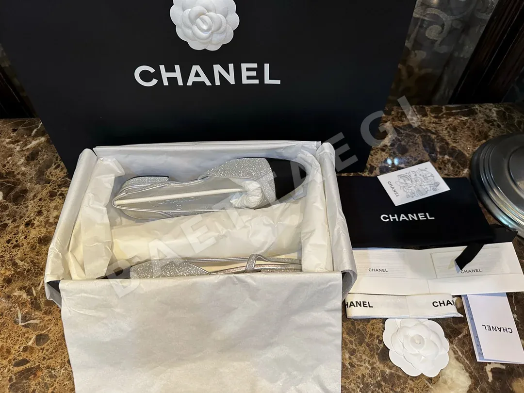 샤넬 실버 스팽글 플랫 샌들 3295