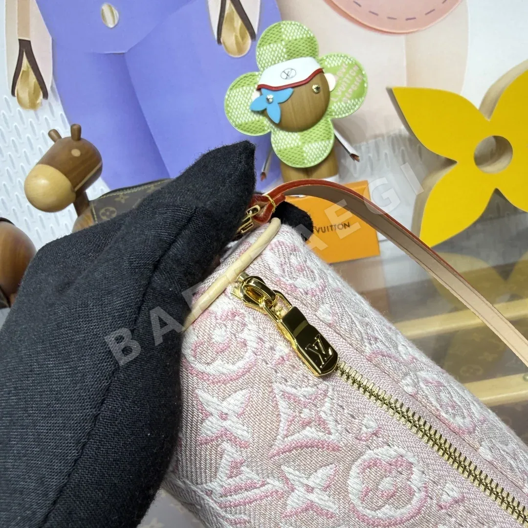 루이비통 모노그램 앙블렘 자카드 포쉣 파피용 가방 M29881 상세 이미지 7