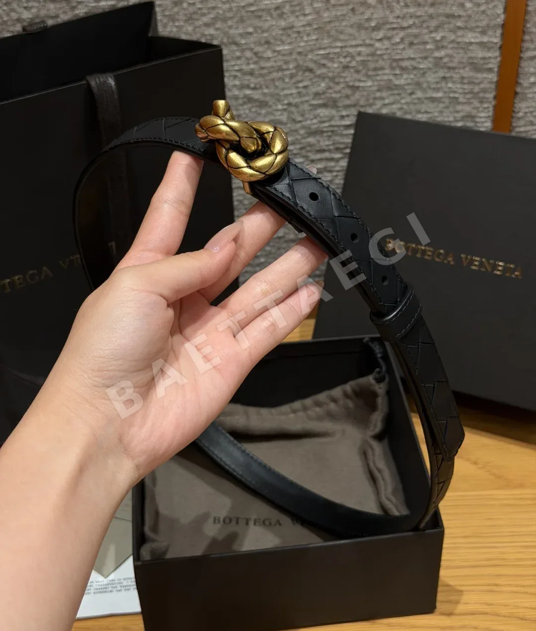 보테가베네타 인트레치아토 카프스킨 벨트 상세 이미지 3