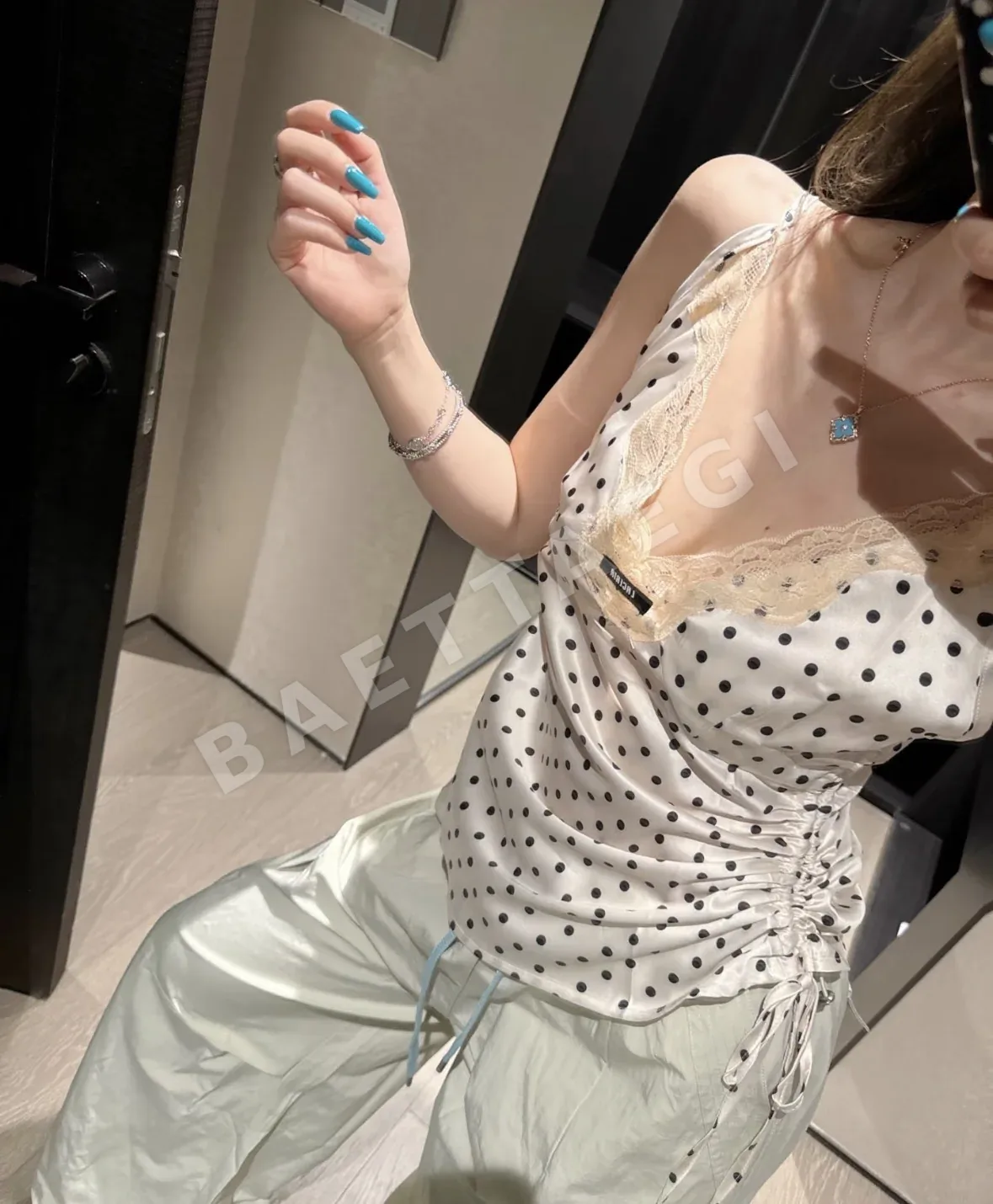 미우미우 새틴 물방울무늬 레이스 네크라인 여성 반팔 상세 이미지 2