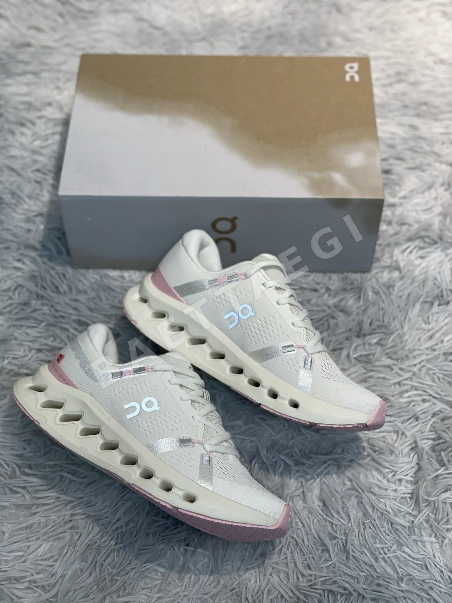 ON Cloudsurfer 2 여성용 신발 상세 이미지 9