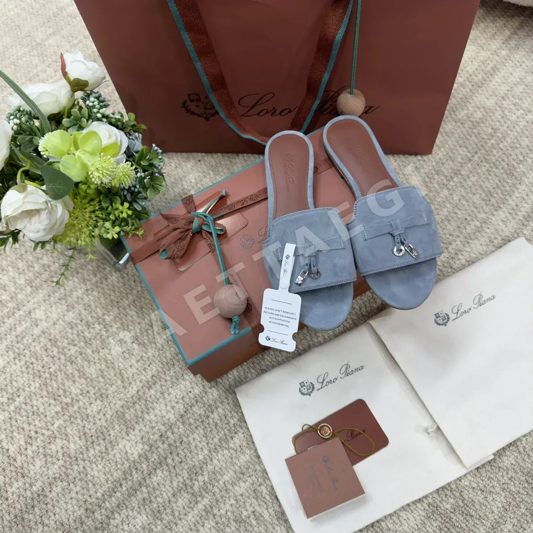 로로피아나 스웨이드 킷스킨 샌들 93949