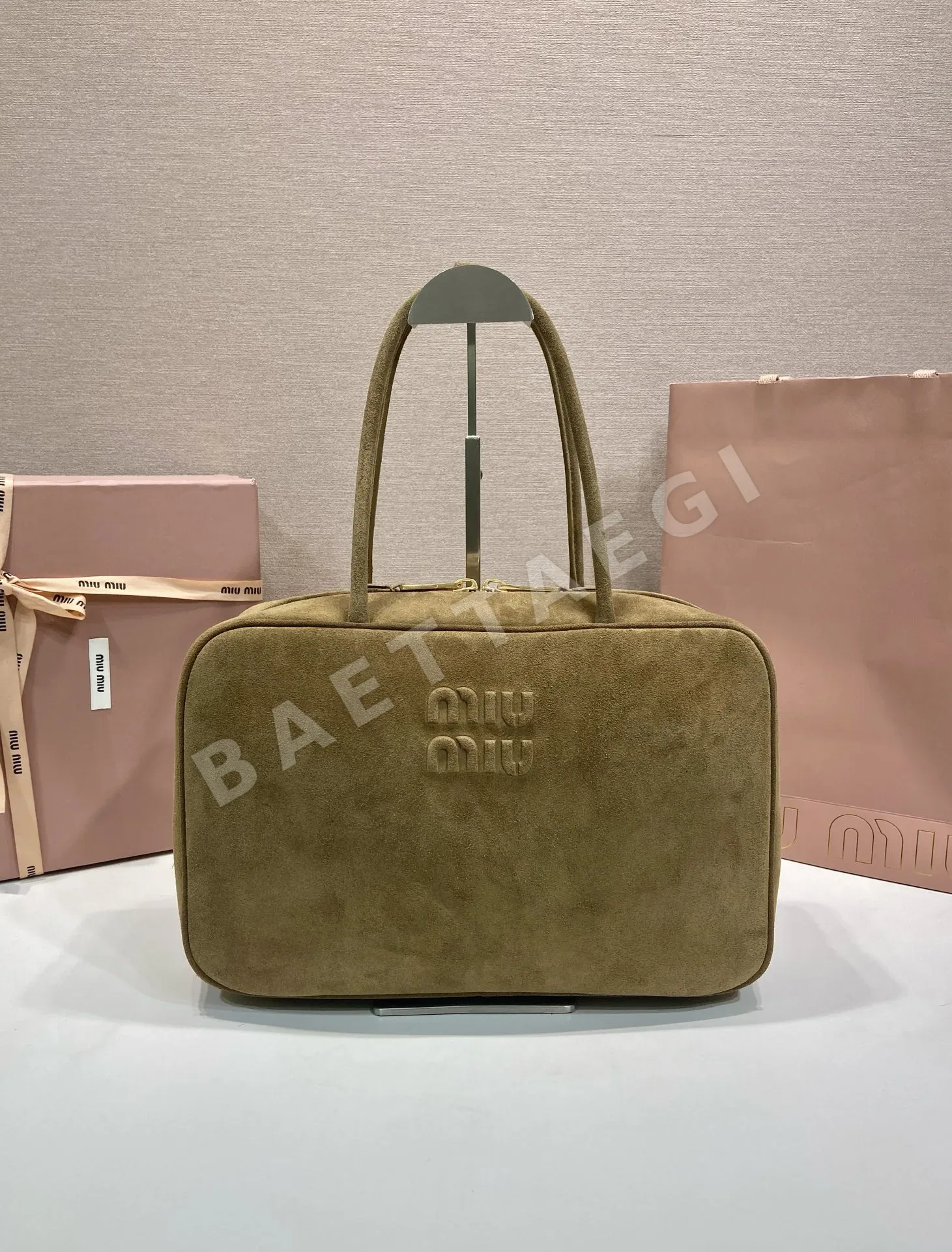미우미우 스웨이드 라지 볼링백 5BB117
