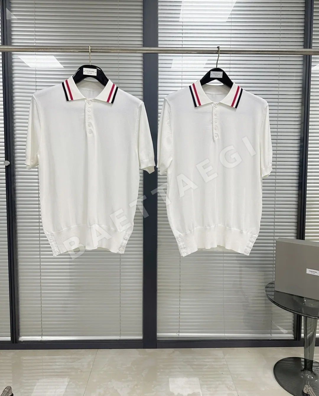 톰브라운 트리콜로르 카라 아이스 실크 반팔 폴로셔츠 상세 이미지 3