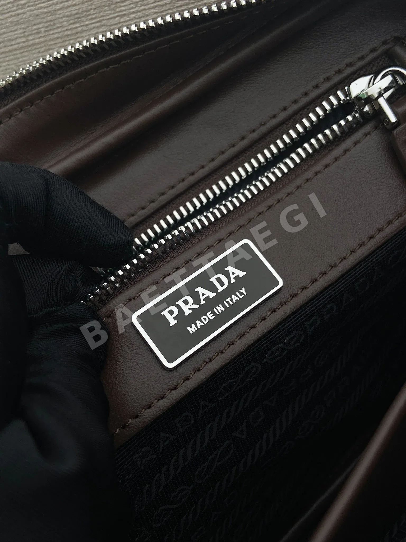 프라다 소가죽 클러치백 2VF017 상세 이미지 9