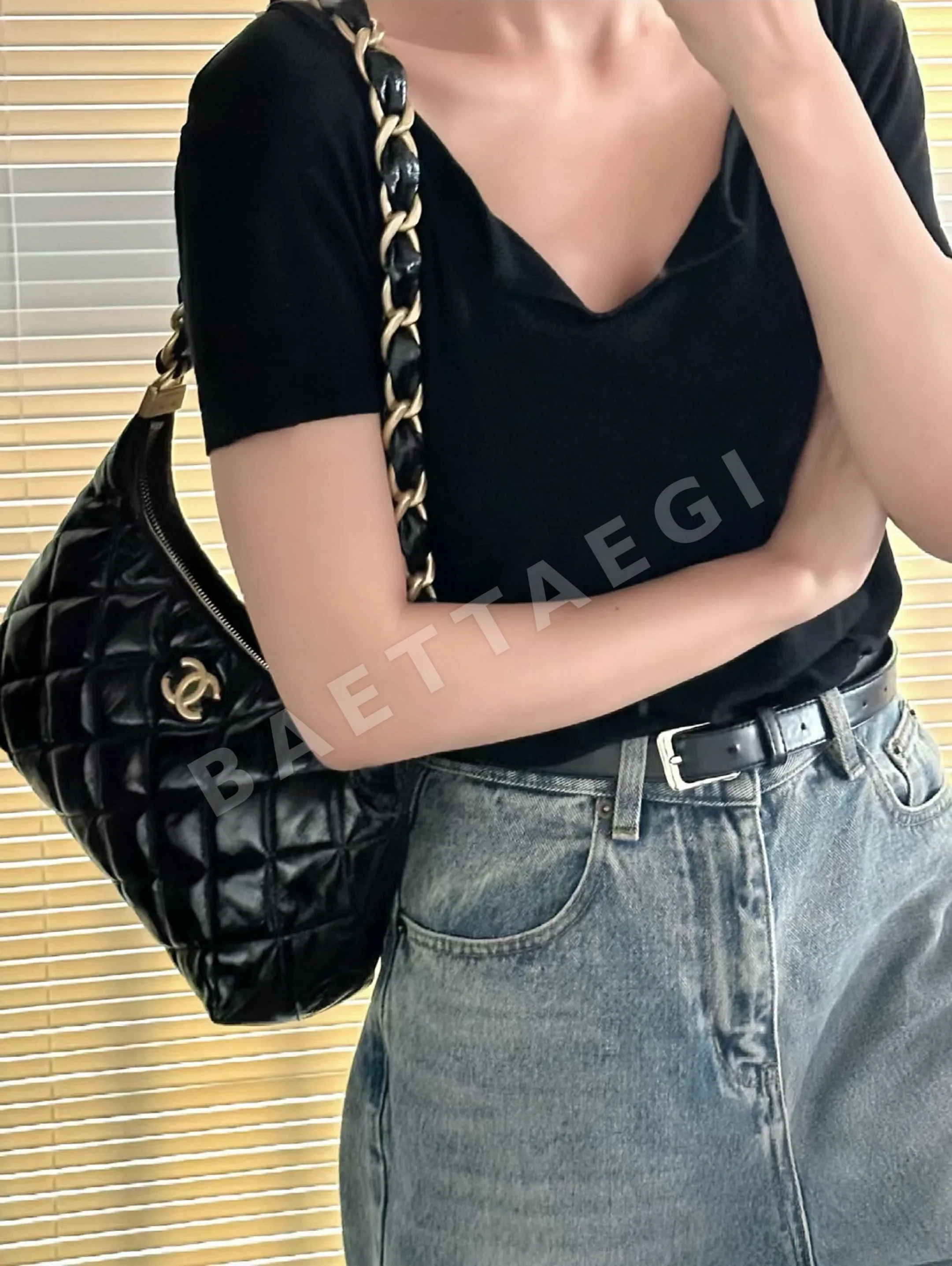 샤넬 미디움 블랙 숄더백 상세 이미지 4
