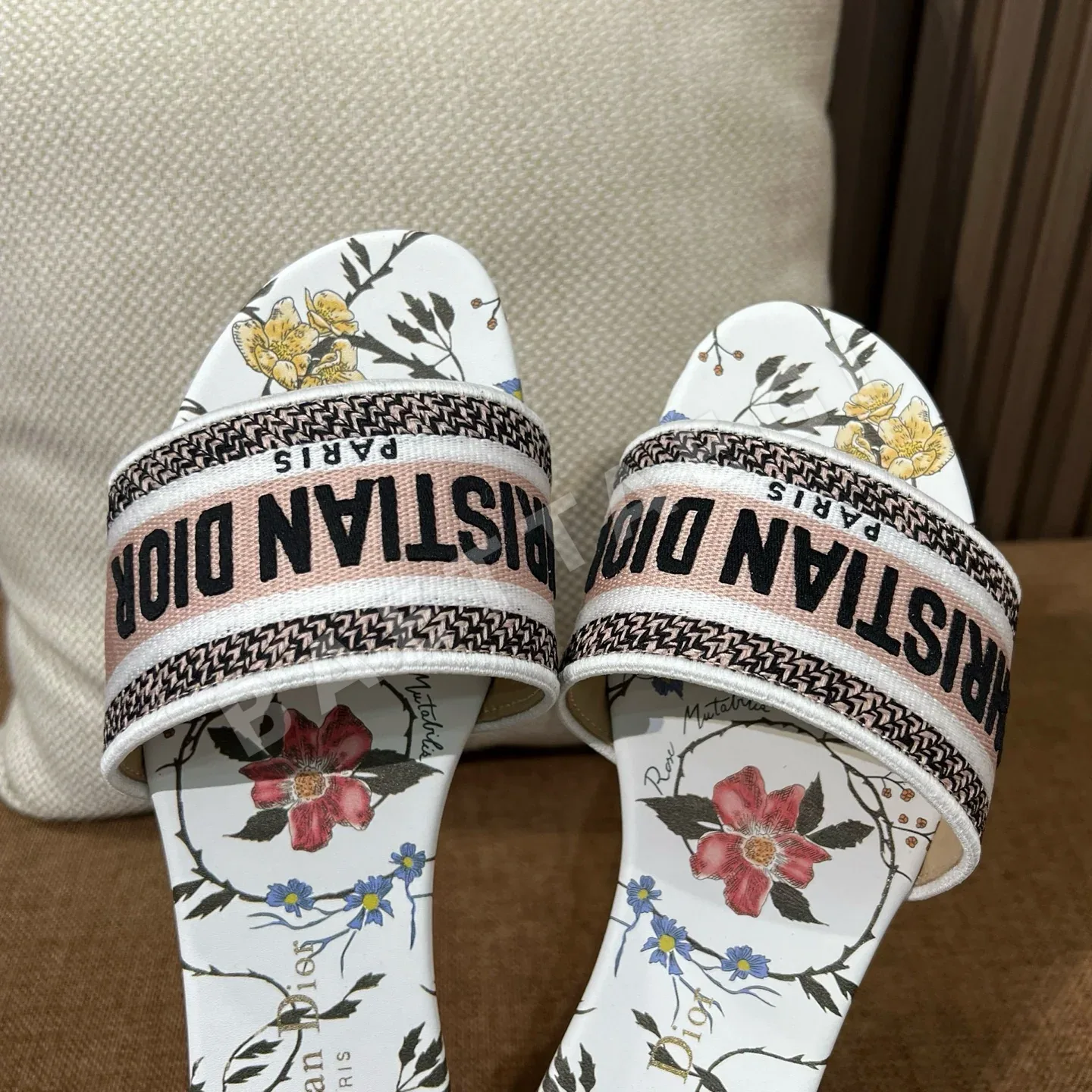 디올 자수 캔버스 샌들 상세 이미지 8