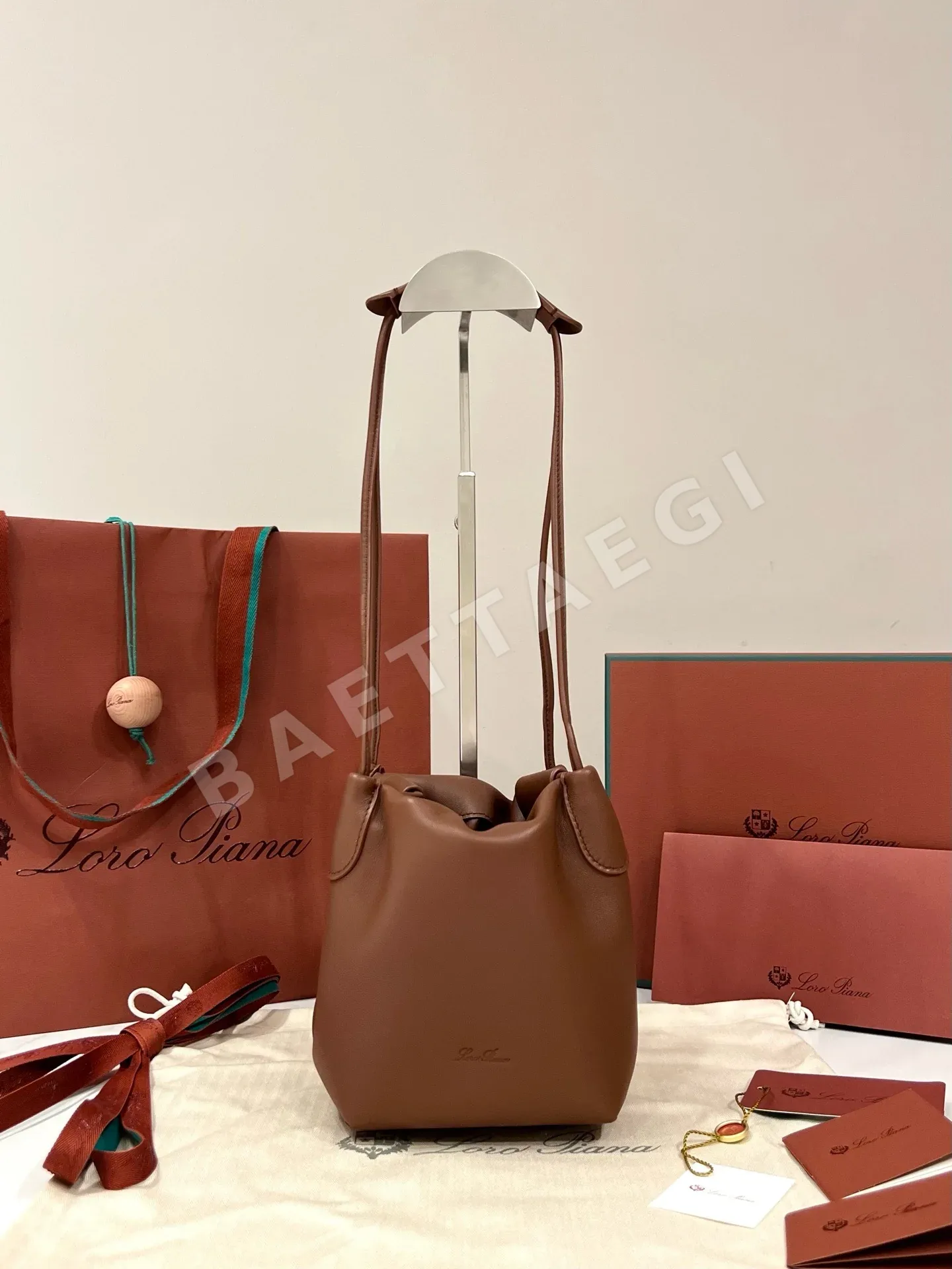 로로피아나 베일 소프티 스몰 버킷 가방 191357