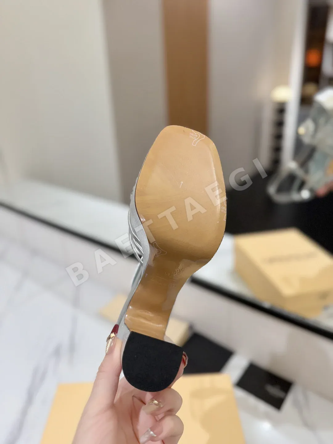 발렌티노 V 버클 하이힐 샌들 로얄 상세 이미지 9