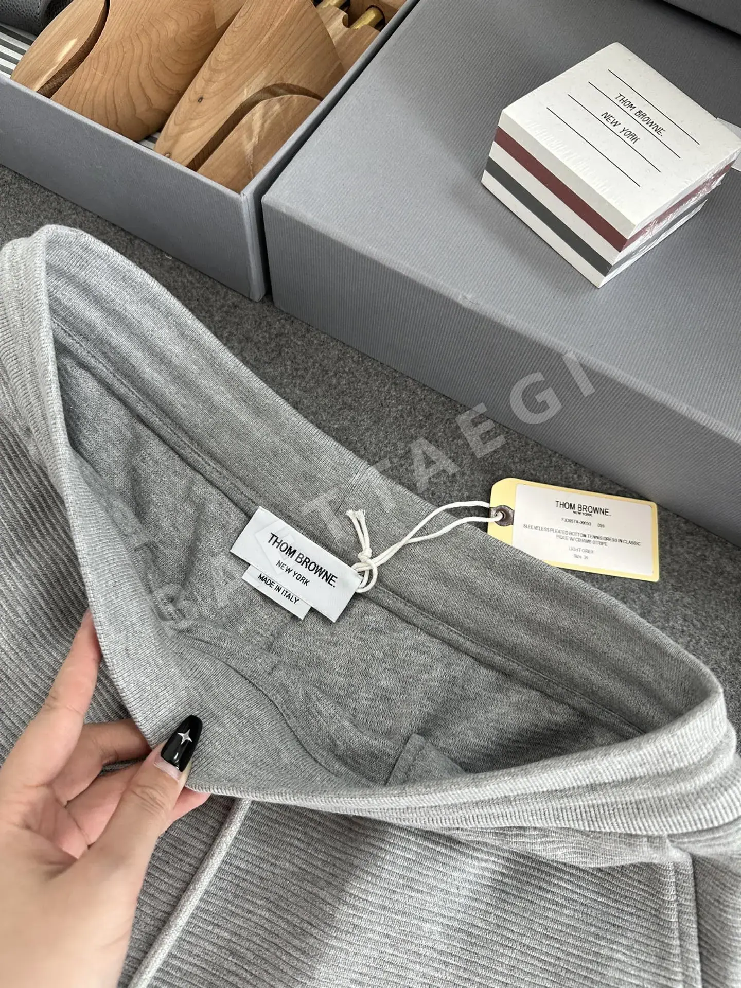 톰브라운 슬림핏 스포티 남성 반바지 상세 이미지 6