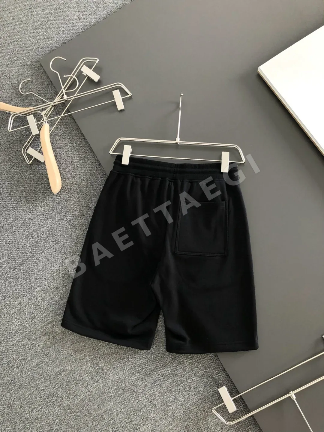 루이비통 자수 로고 드로스트링 남성 반바지 상세 이미지 3