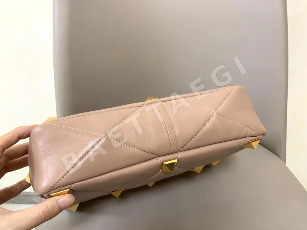 발렌티노 다이아몬드 패턴 램스킨 체인 숄더백 상세 이미지 4