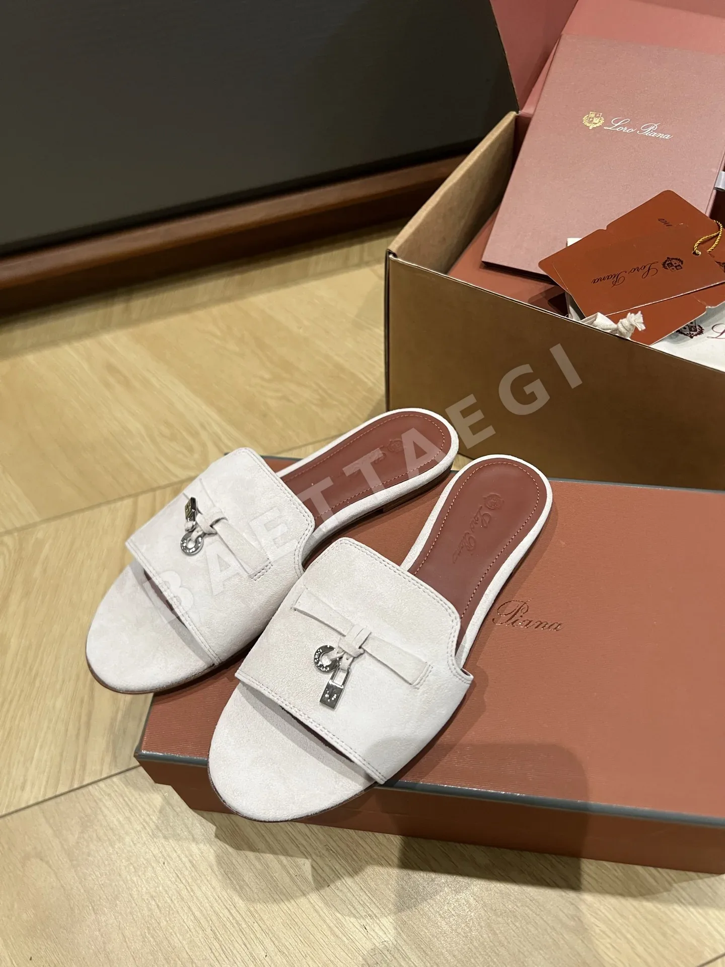 로로피아나 신발 75323