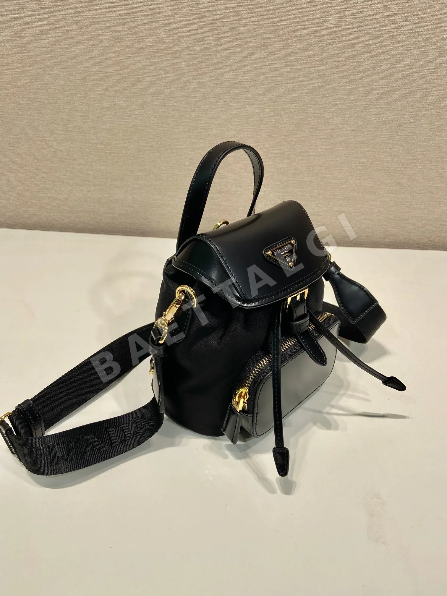 프라다 나일론 미니 숄더백 1BZ075 상세 이미지 3