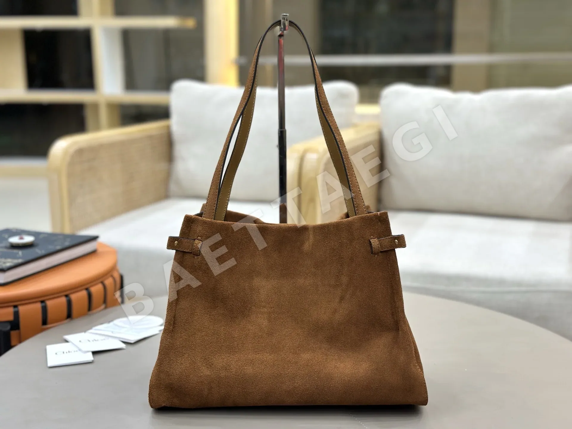 끌로에 참 장식 스웨이드 호보백 상세 이미지 2