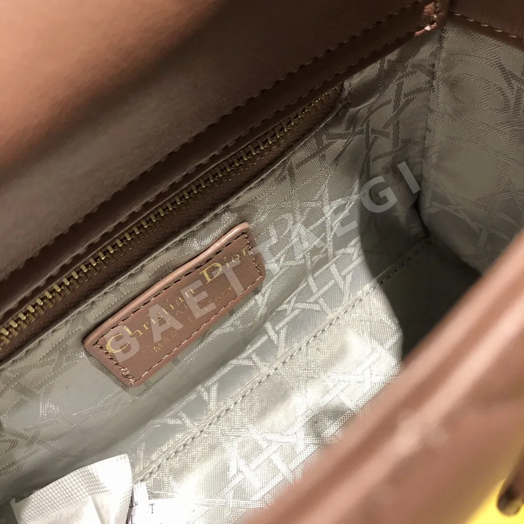 디올 레이디 클래식 램스킨 숄더백 상세 이미지 9