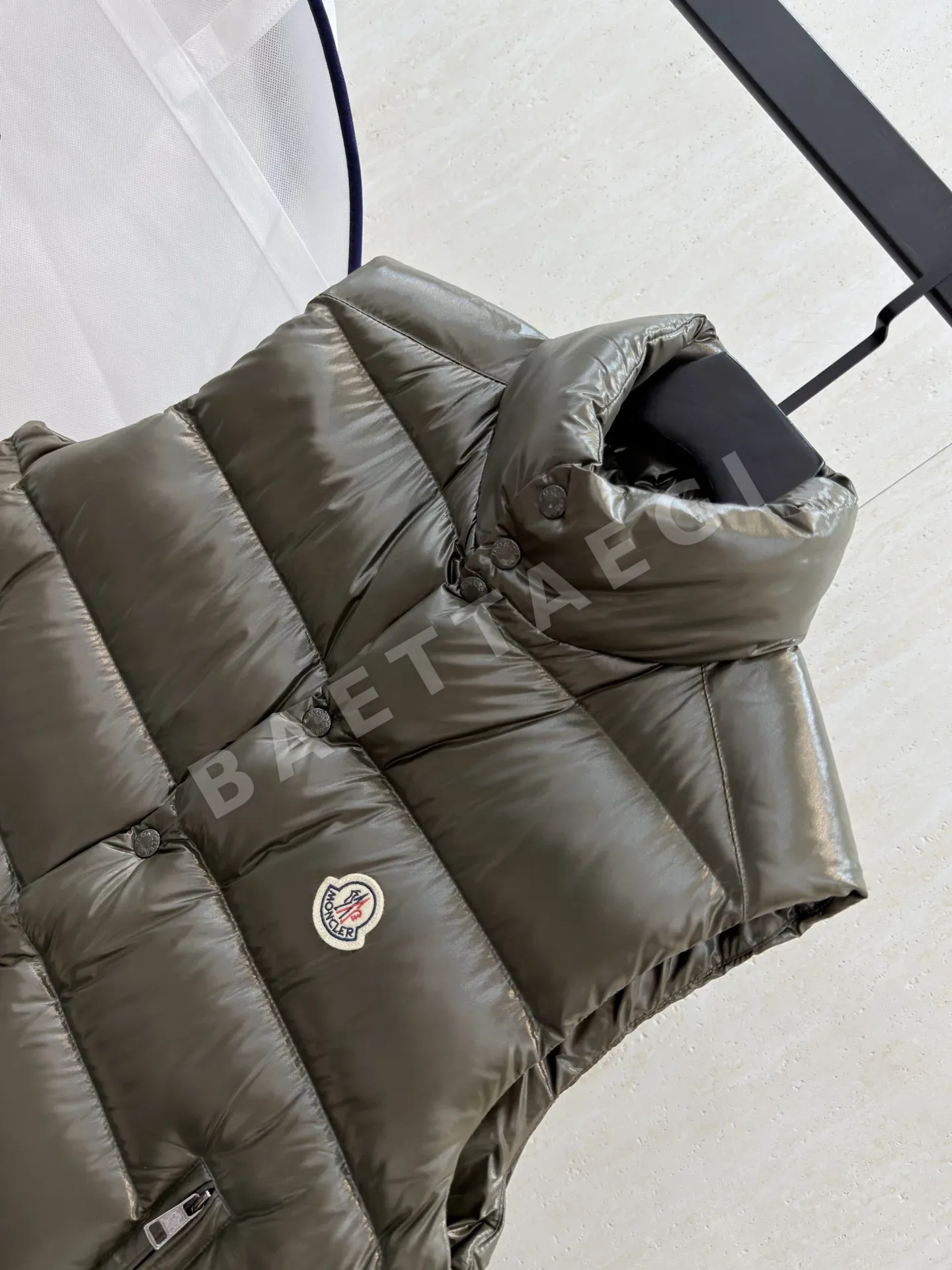 몽클레르 남성 화이트덕다운 조끼 상세 이미지 8