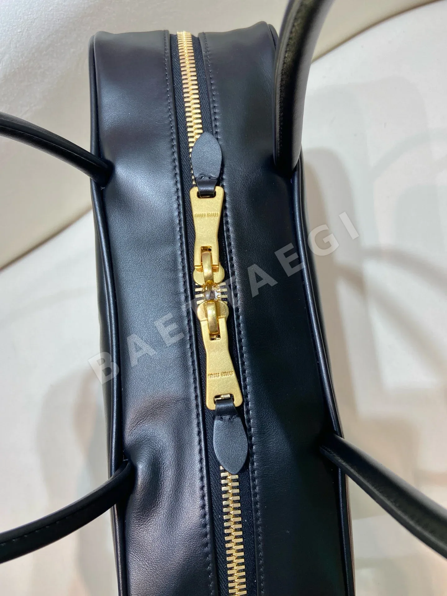 미우미우 블랙 라지 볼링백 5BB117 상세 이미지 4