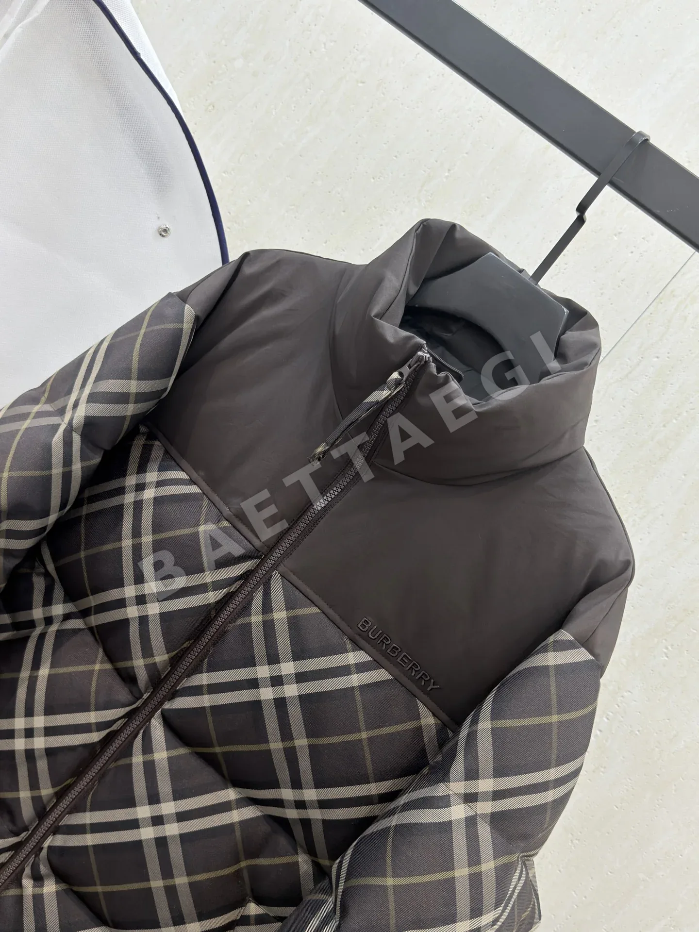 버버리 남성 화이트 덕다운 패딩 상세 이미지 3