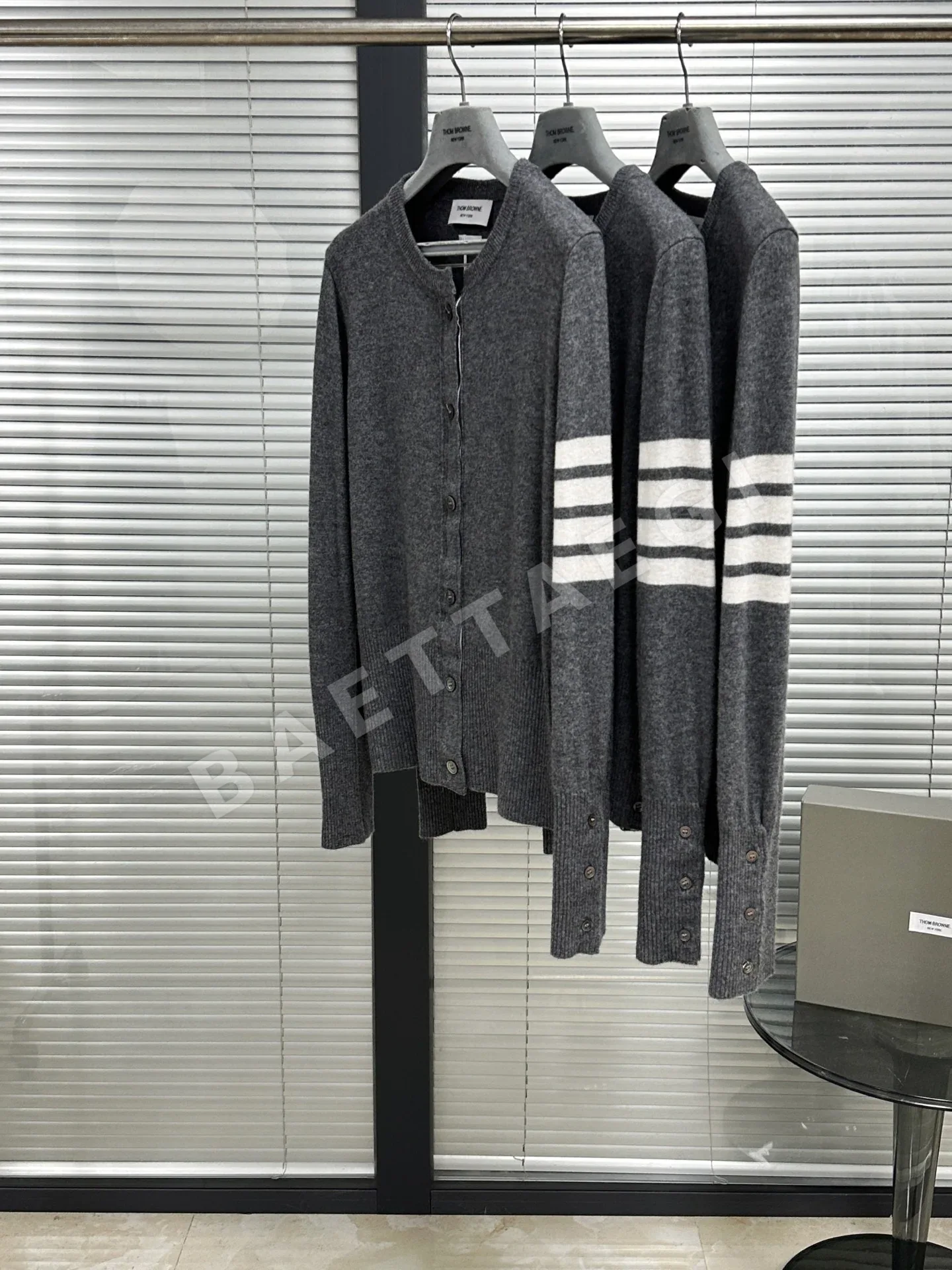 톰브라운 울 크루넥 6 버튼 가디건 상세 이미지 3