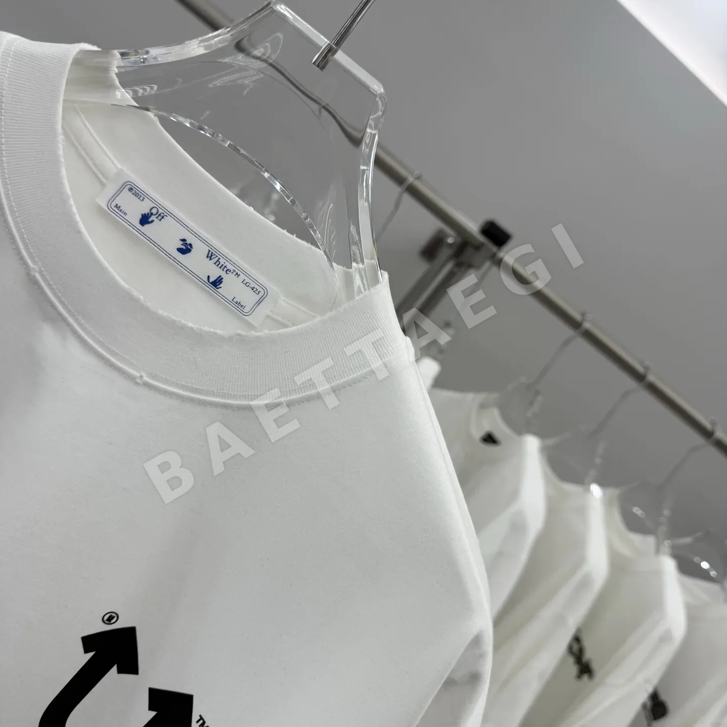 오프화이트 워시 가공 데미지 크루넥 반팔 티셔츠 상세 이미지 4
