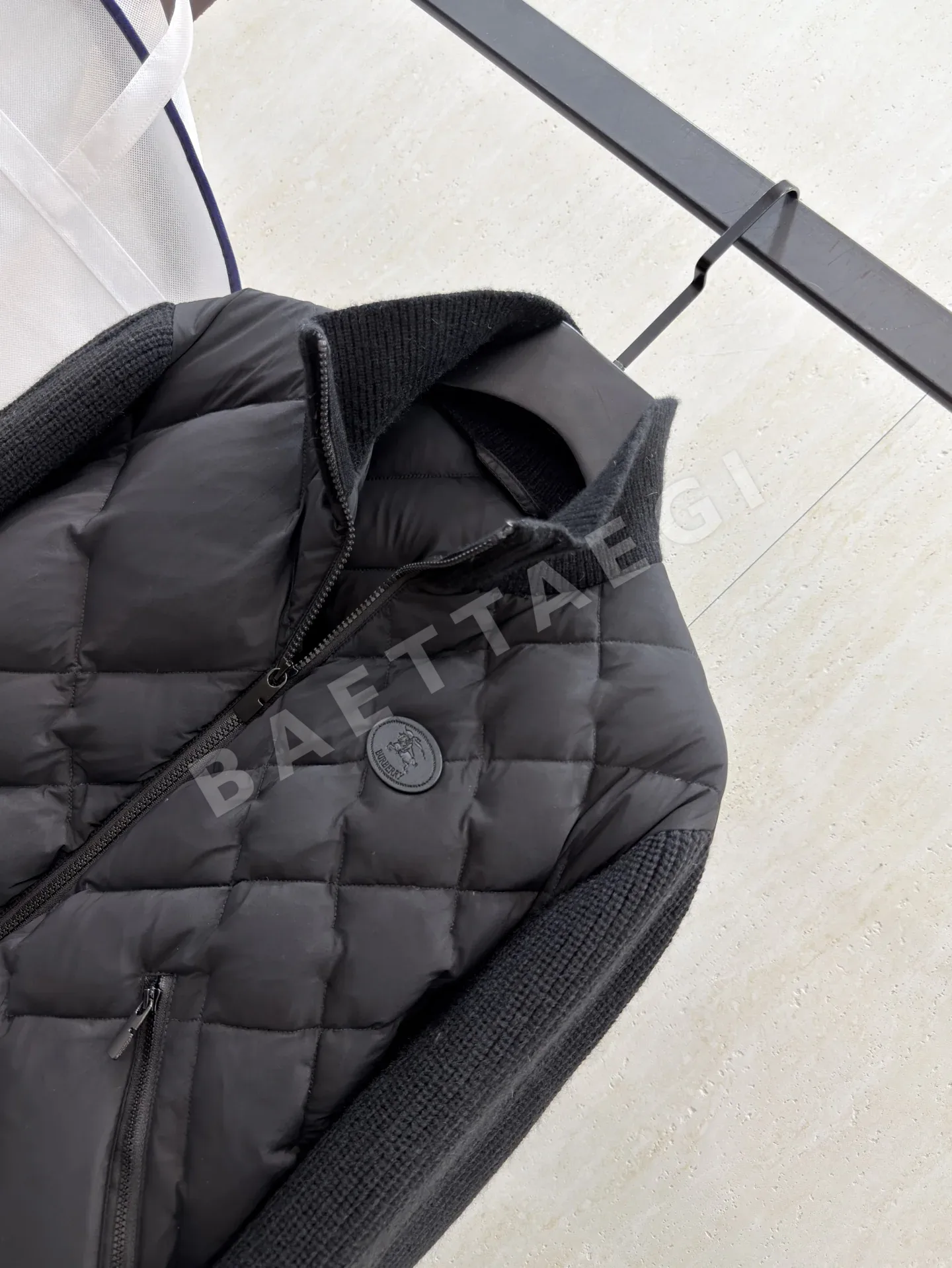 버버리 여성 화이트 덕다운 패딩 상세 이미지 2