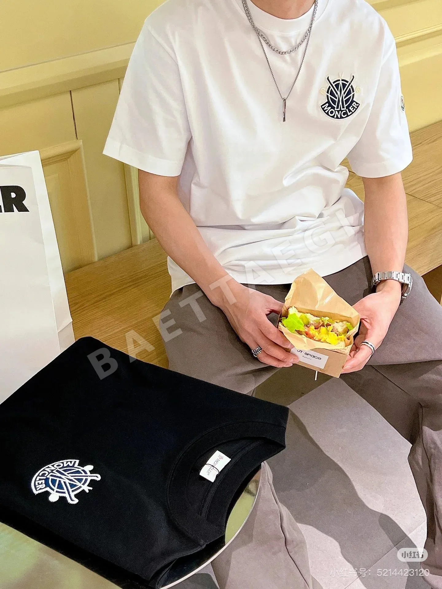 몽클레르 로고 패치 여성 반팔 티셔츠 상세 이미지 2