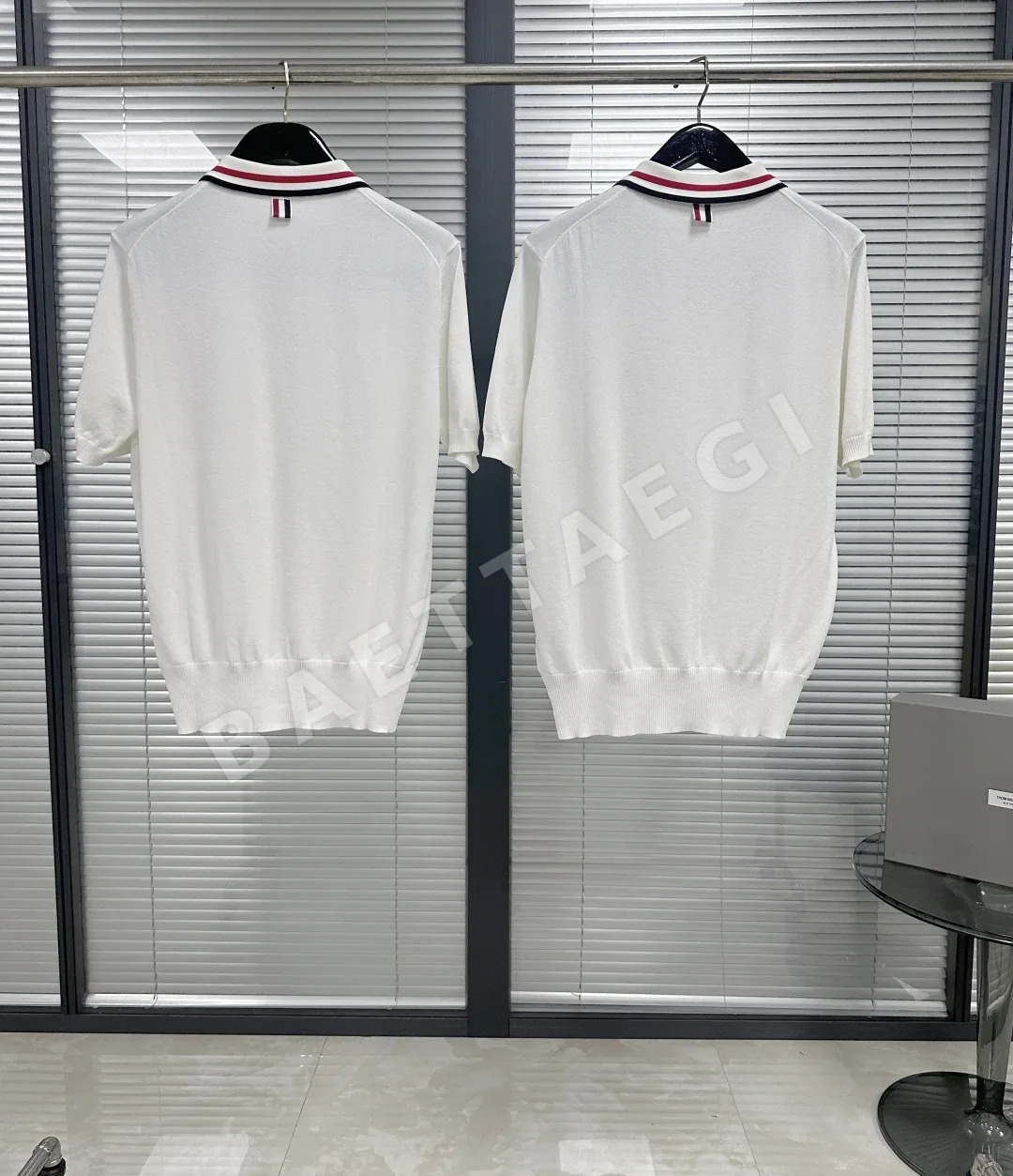 톰브라운 트리콜로르 카라 아이스 실크 반팔 폴로셔츠 상세 이미지 4