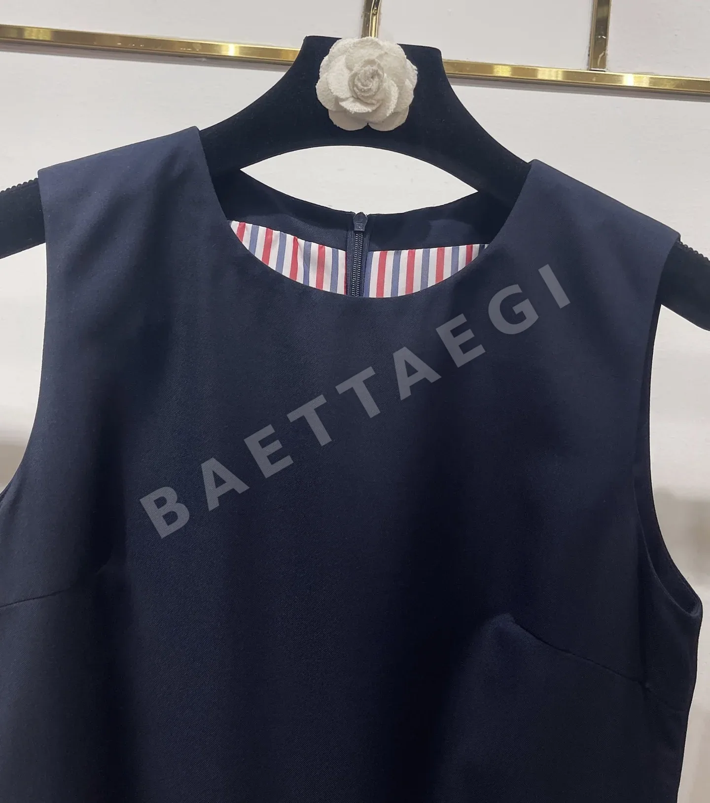 톰브라운 4바 스트라이프 라운드넥 플리츠 원피스 상세 이미지 3