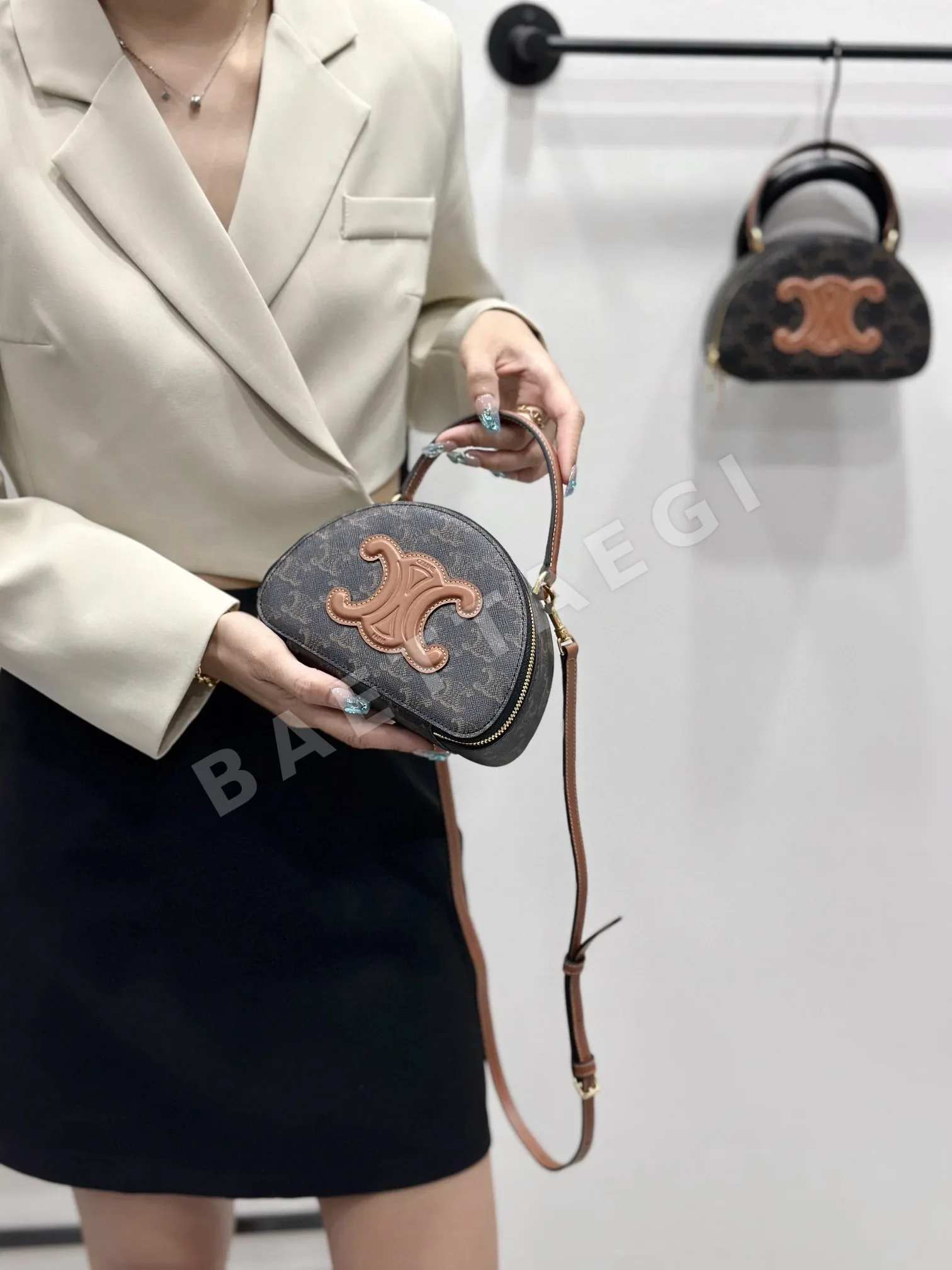 셀린느 소가죽 반달 가방 86377