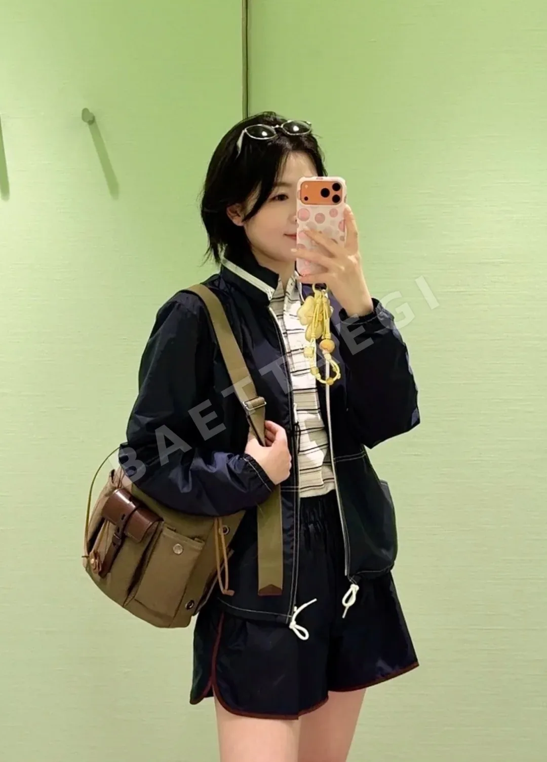 프라다 네이비 후드 나일론 자켓 상세 이미지 4