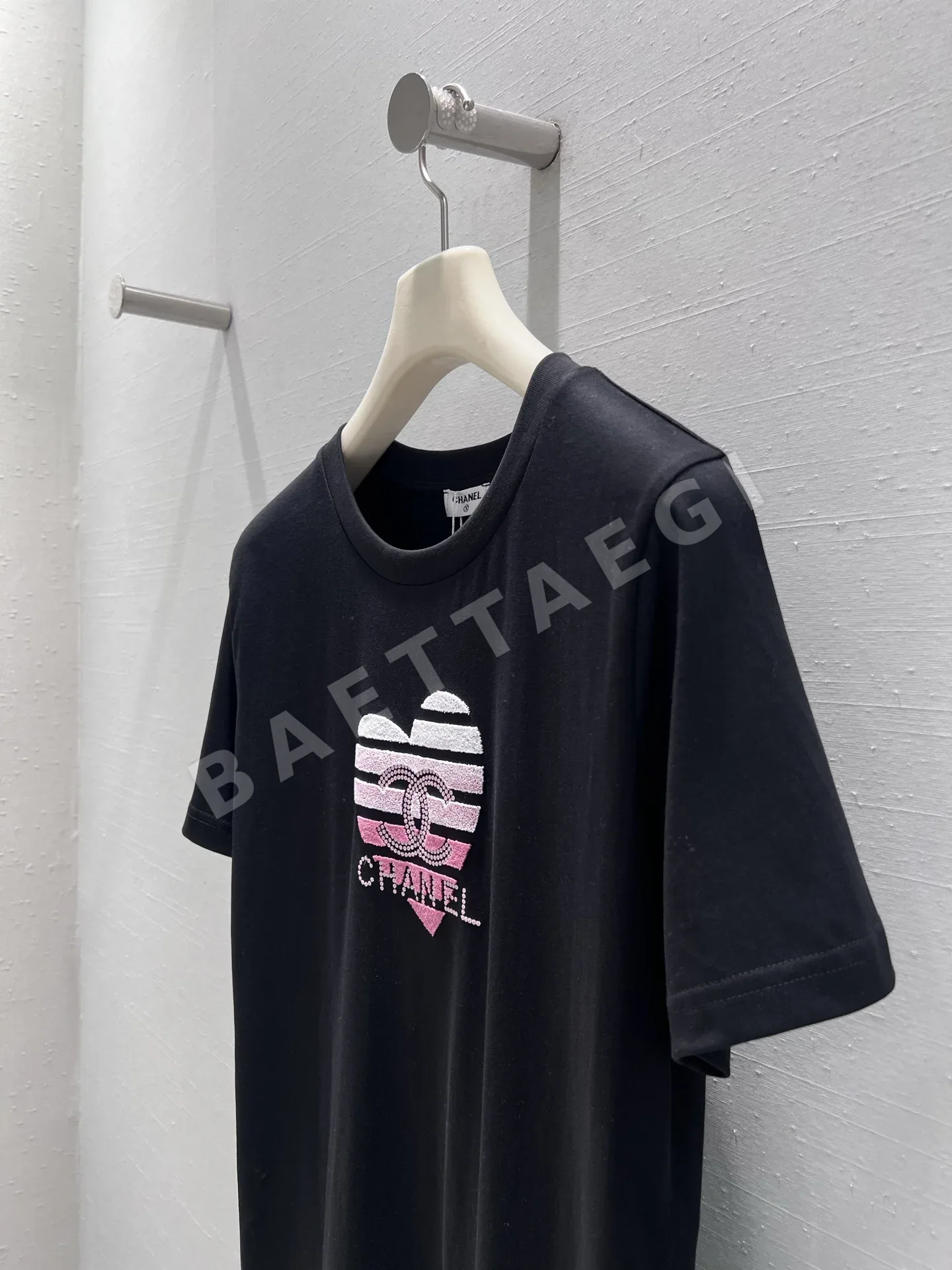 샤넬 핑크 라인스톤 하트 여성 반팔 티셔츠 상세 이미지 5