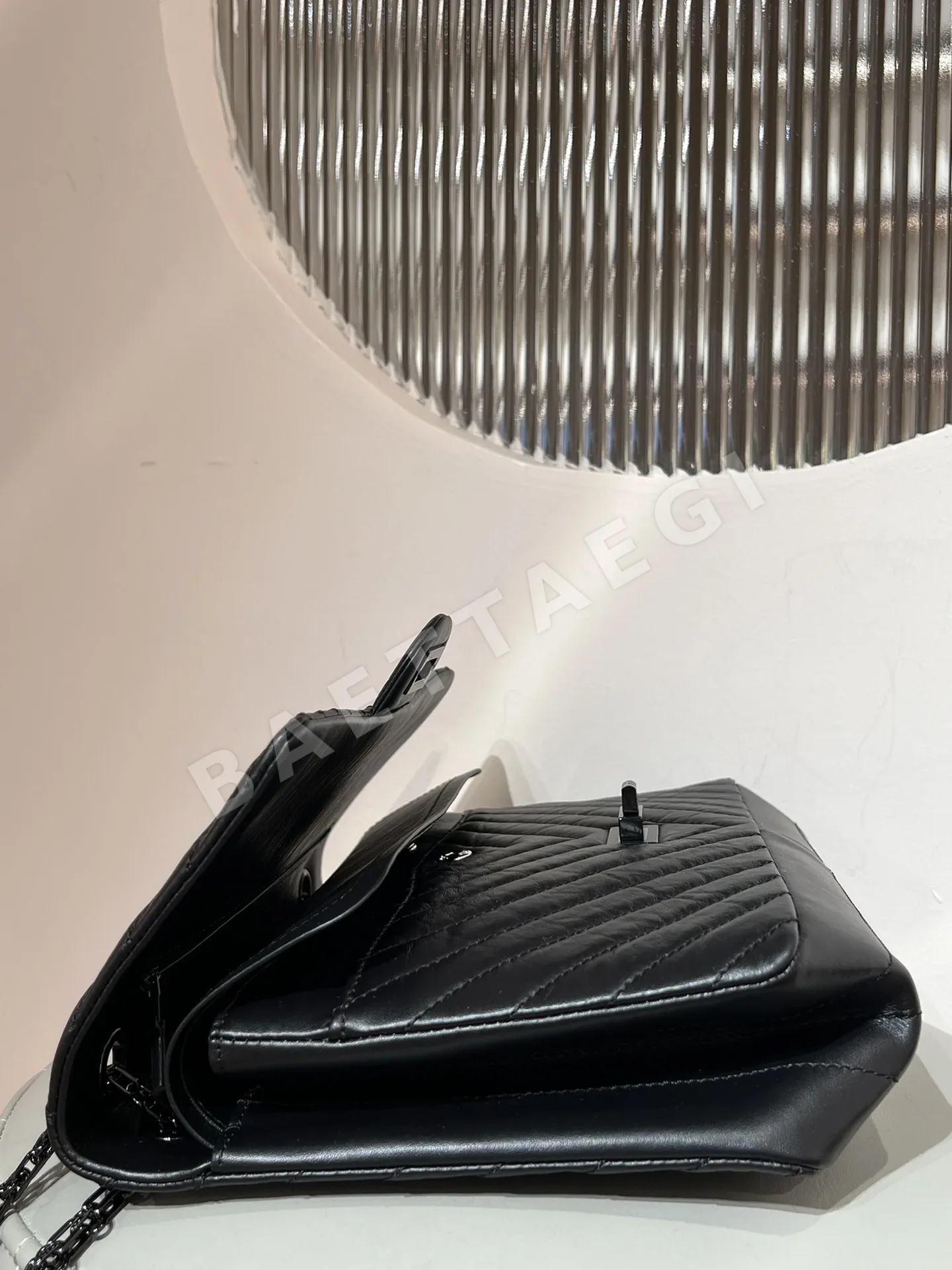 샤넬 2.55 V자형 송아지가죽 중형 가방 상세 이미지 6