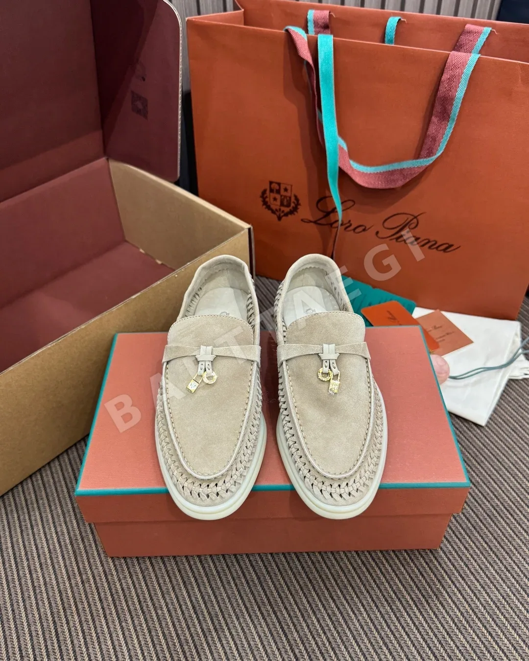로로피아나 스웨이드 꼬임 장식 로퍼 156924