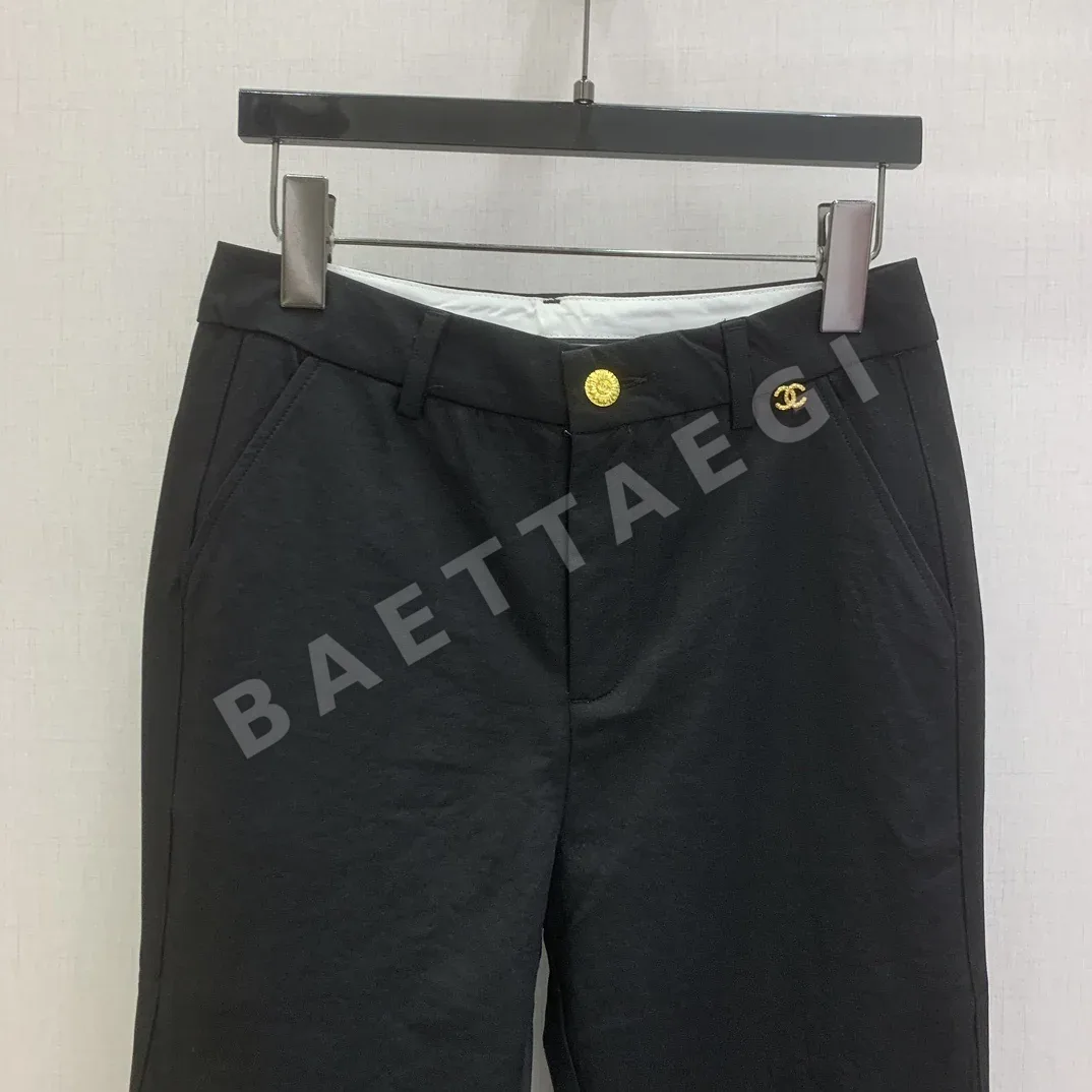 샤넬 더블 C 금속 장식 플레어 바지 상세 이미지 11