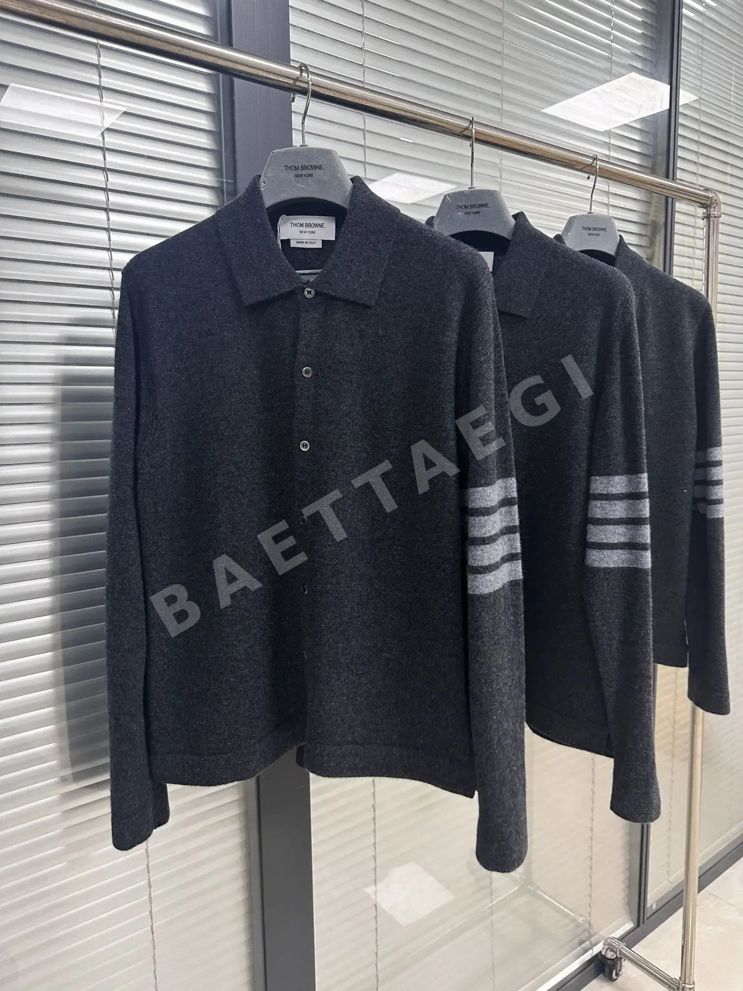 톰브라운 캐시미어 그레이 4바 스트라이프 폴로 카라 니트 상세 이미지 4