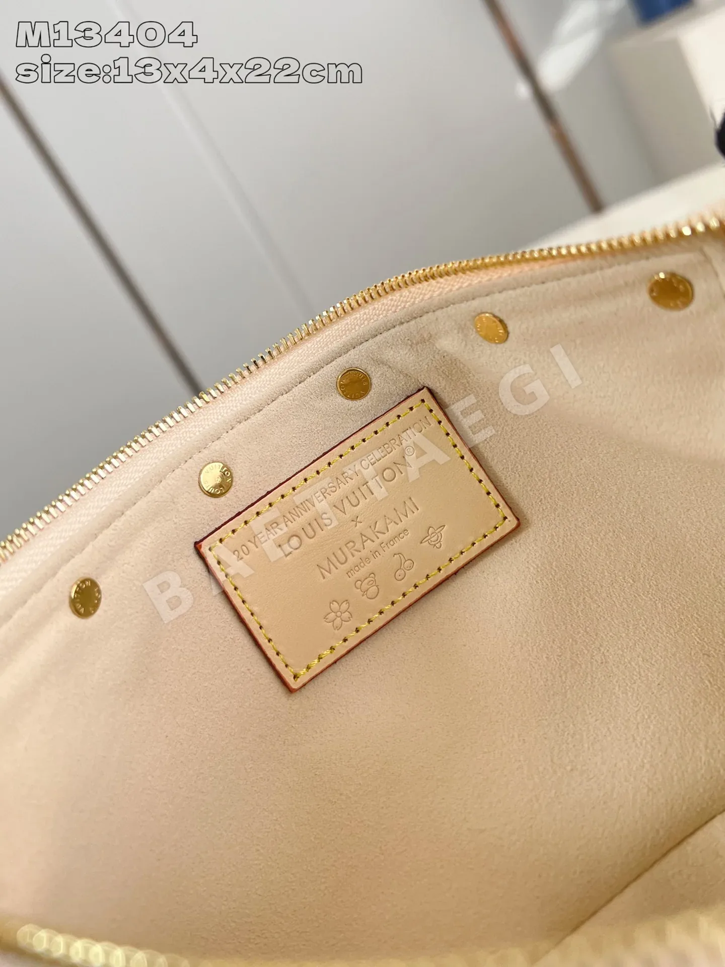 루이비통 M13404 화이트 포쉐트 핸드백 상세 이미지 9