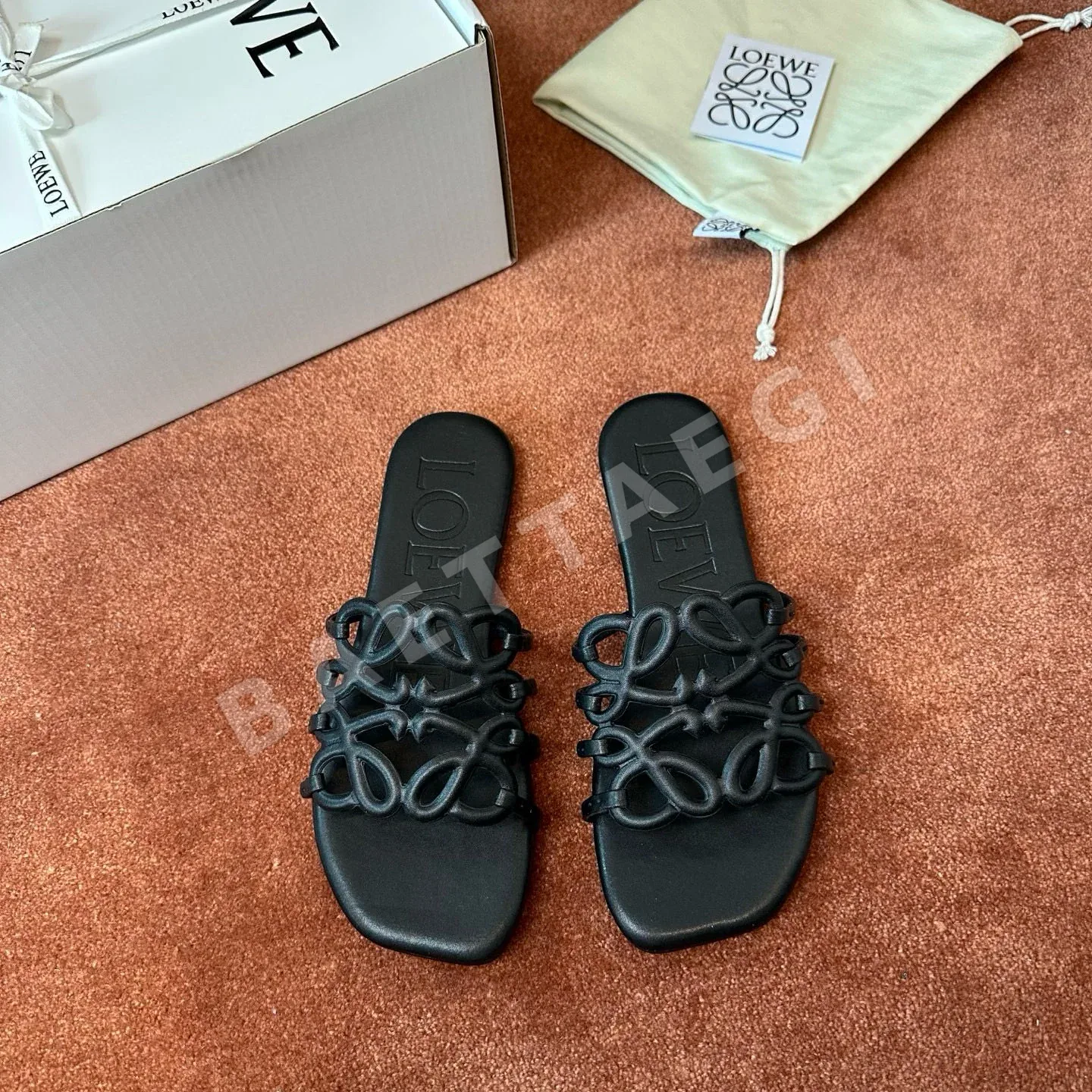 로에베 페탈 로고 플랫 샌들 26676