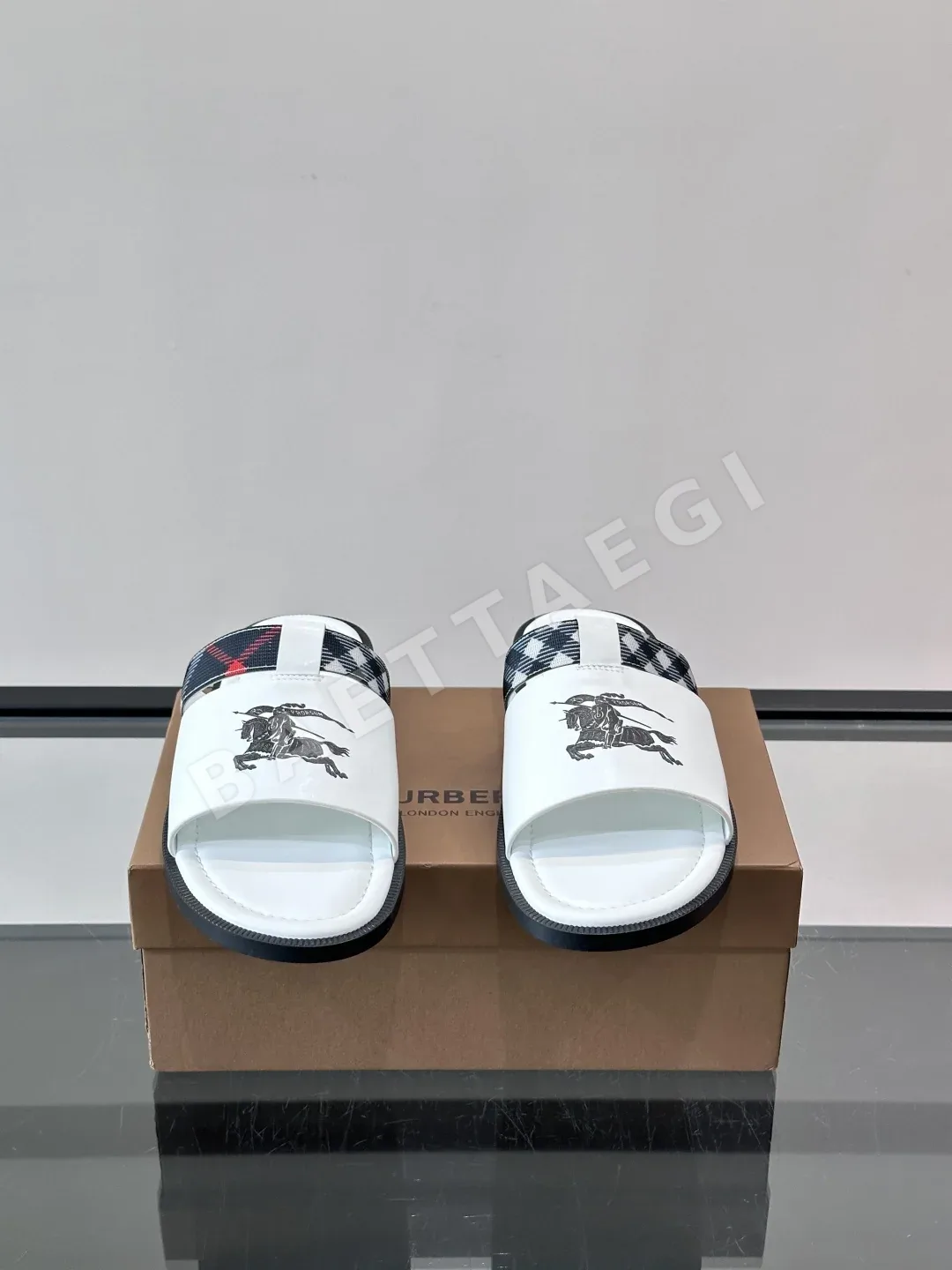 버버리 체크 웨빙 가죽 샌들 상세 이미지 2