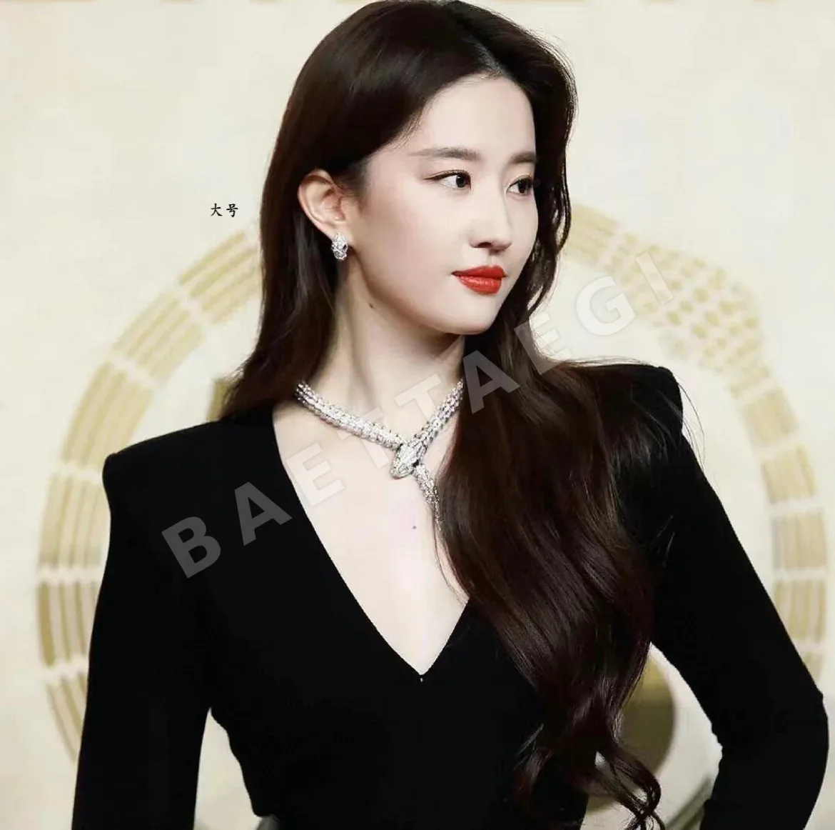 불가리 뱀 모티브 에메랄드 파베 다이아몬드 귀걸이 상세 이미지 3