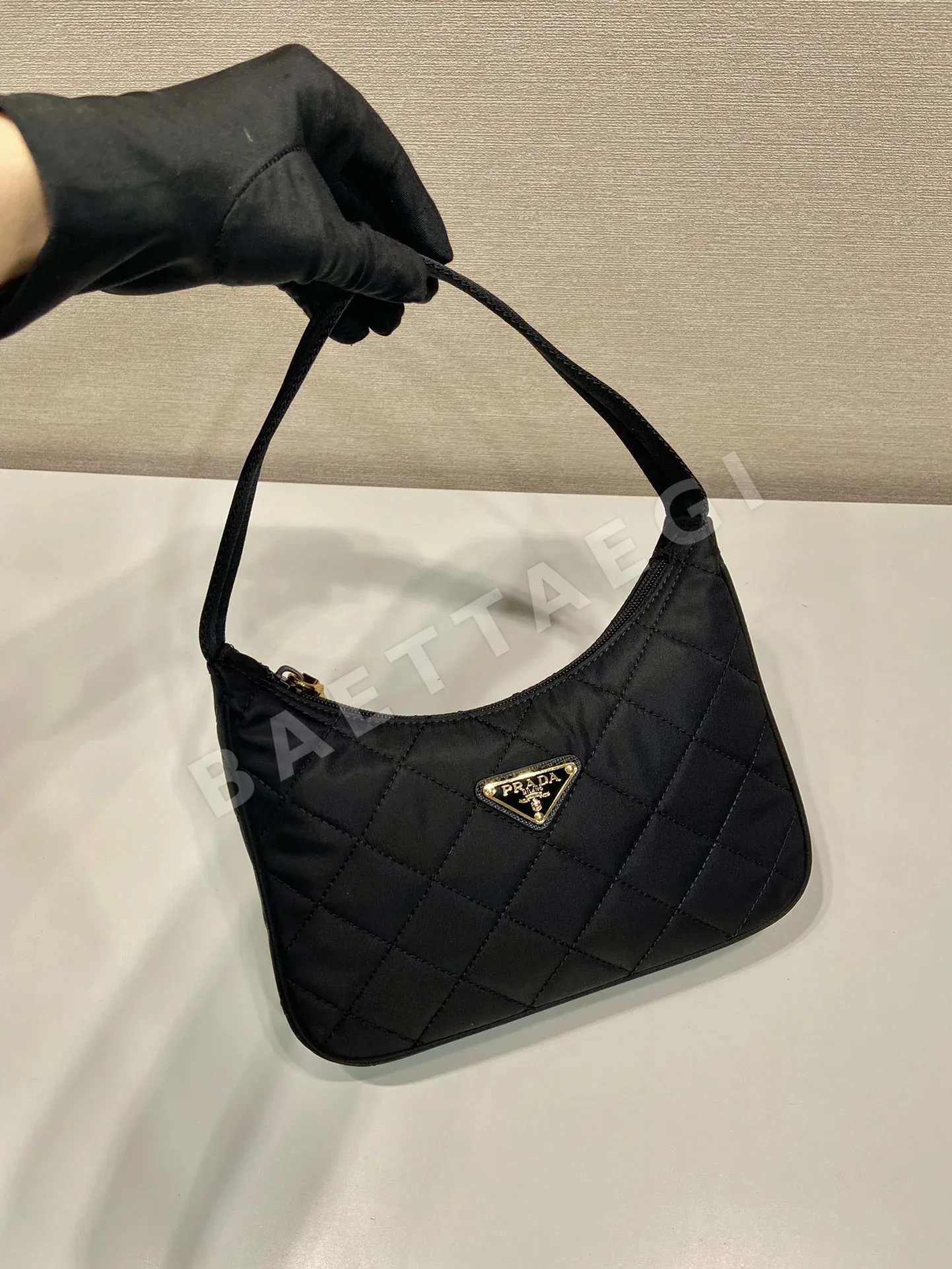 프라다 다이아몬드 퀼팅 나일론 호보백 상세 이미지 3