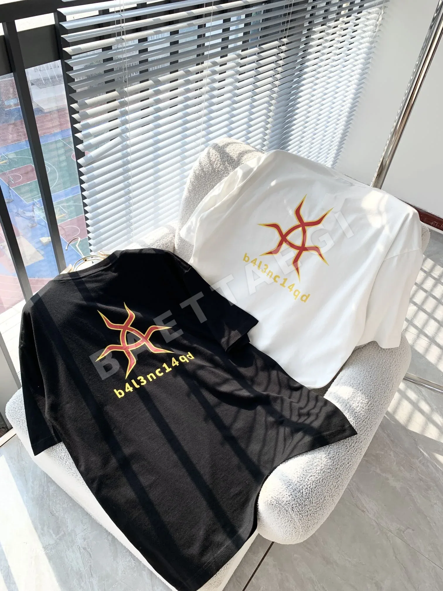 발렌시아가 여성 라운드넥 반팔 티셔츠 88690